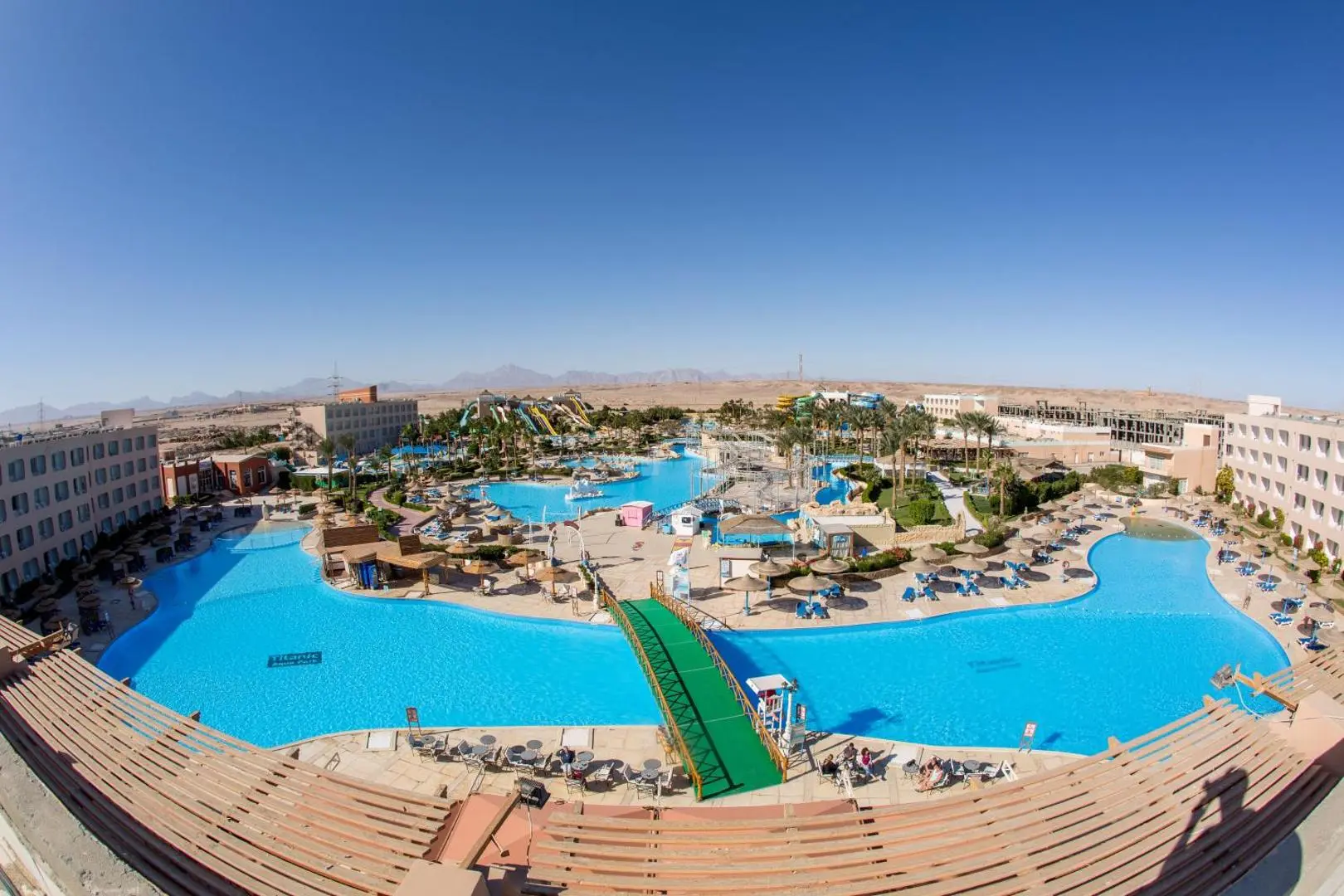 Панорама на басейните и аквапарка от високо в слънчев ден – Titanic Resort & Aqua Park, Хургада