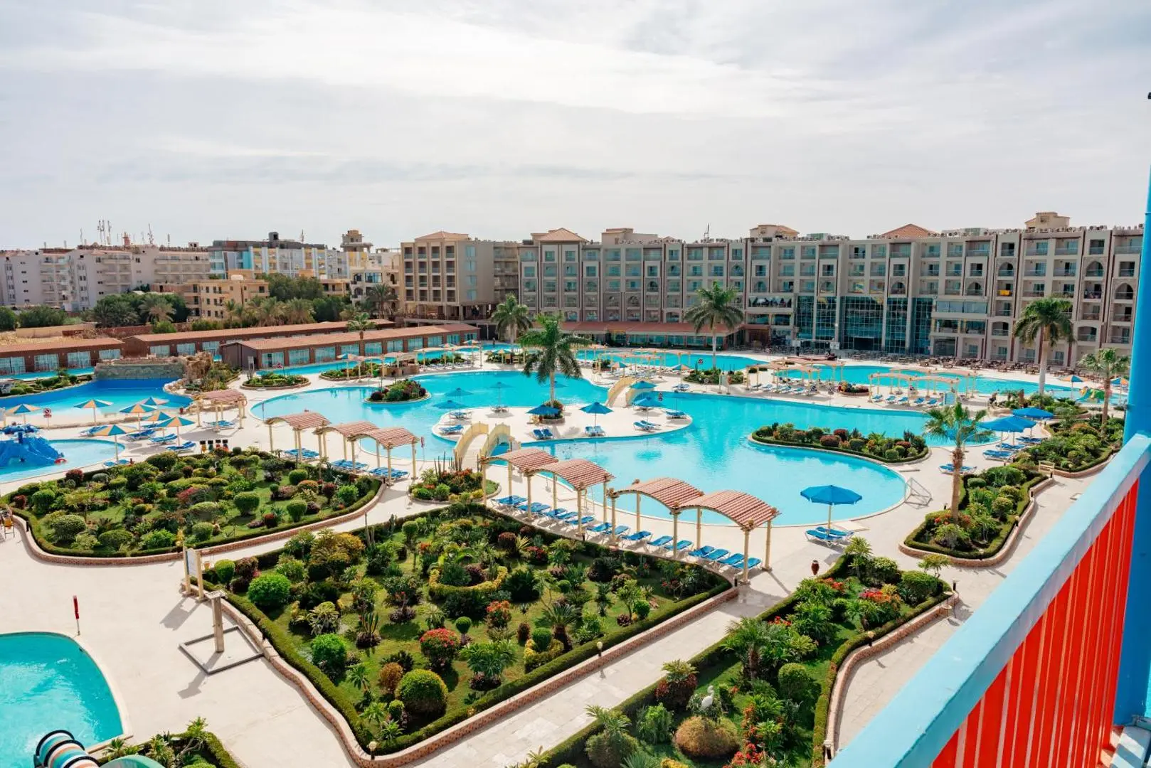 Басейни, градини и хотелски корпуси от птичи поглед – Sunrise Solara Aqua Park Resort, Хургада