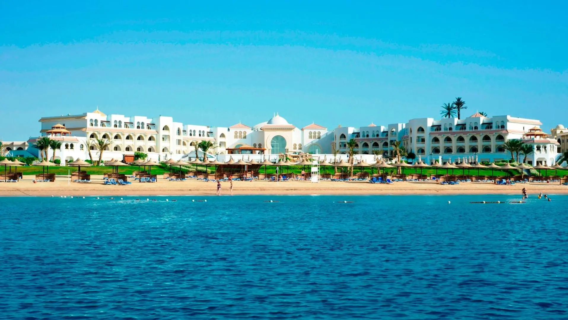 Белият комплекс на брега и плажната ивица, снимка откъм морето – Old Palace Resort Sahl Hasheesh, Сал Хашиш