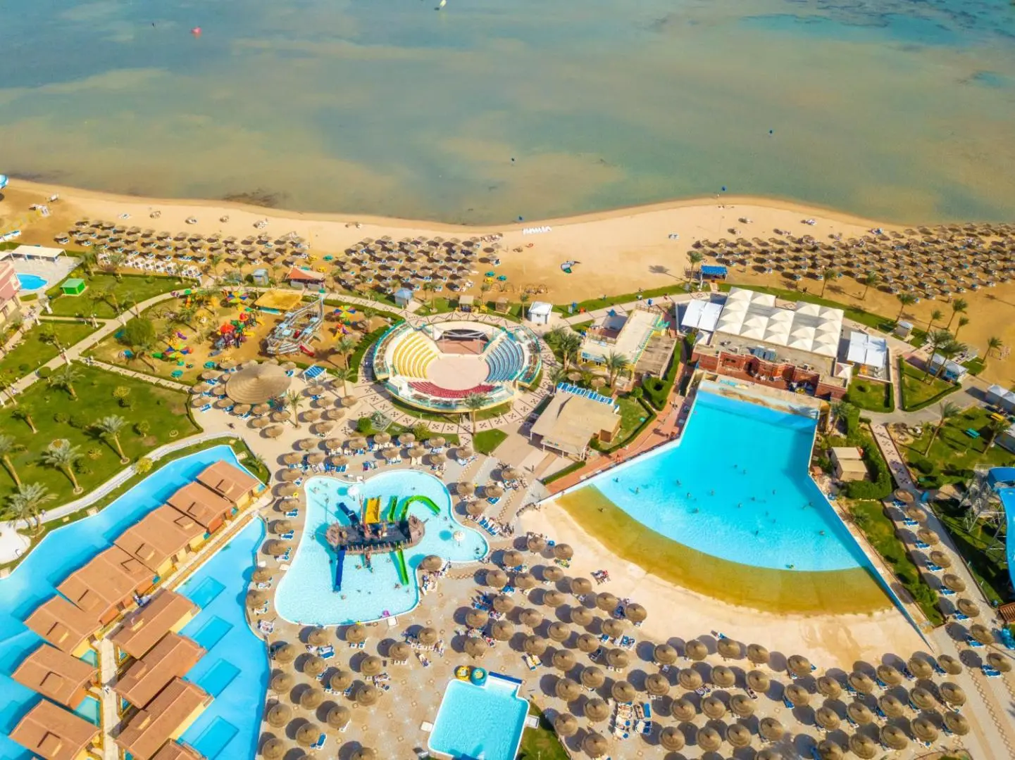 Аквапарк, басейни и пясъчен плаж с чадъри от птичи поглед – Titanic Beach Spa & Aqua Park, Хургада