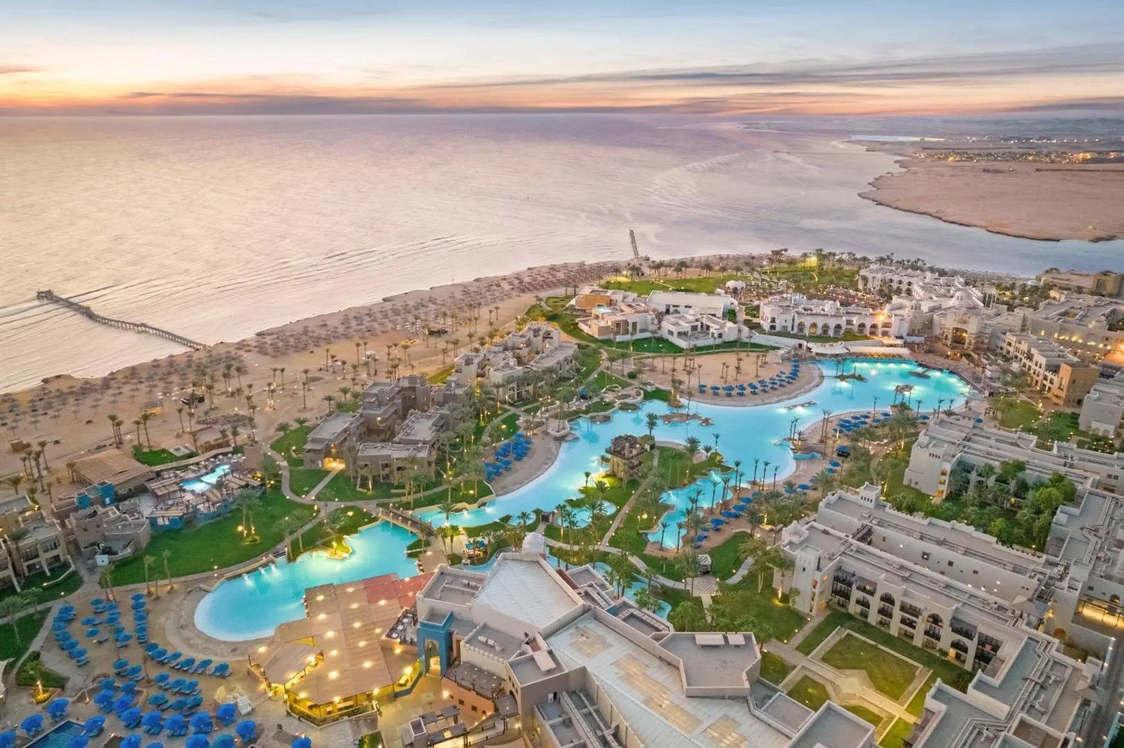 Комплексът от птичи поглед по залез с басейни като лагуни и морето – Pickalbatros Sands Hotel - Port Ghalib, Марса Алам