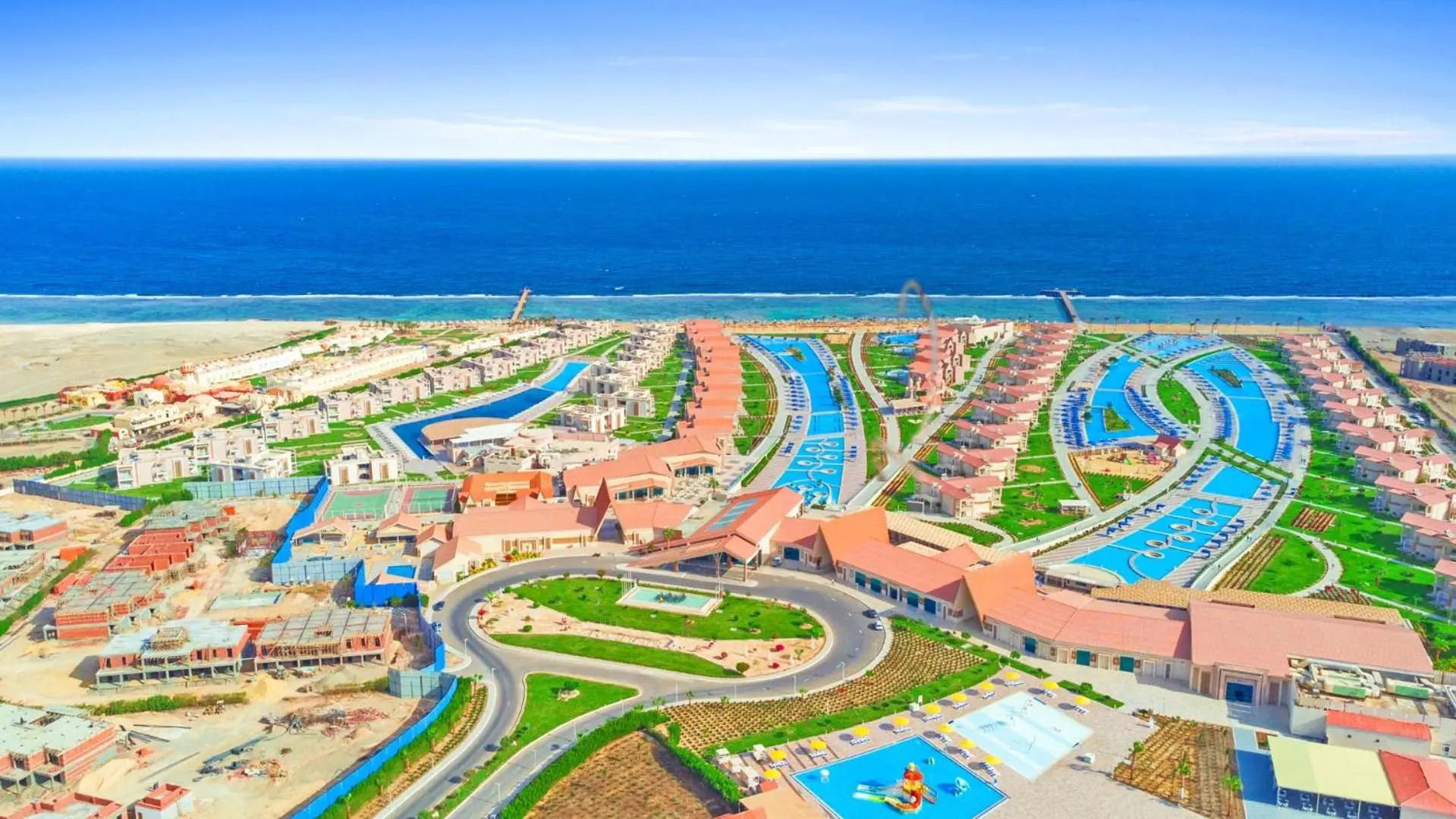 Изглед от въздуха към лагуновидните басейни, вилите и морето – Pickalbatros Sea World Resort Marsa Alam, Марса Алам