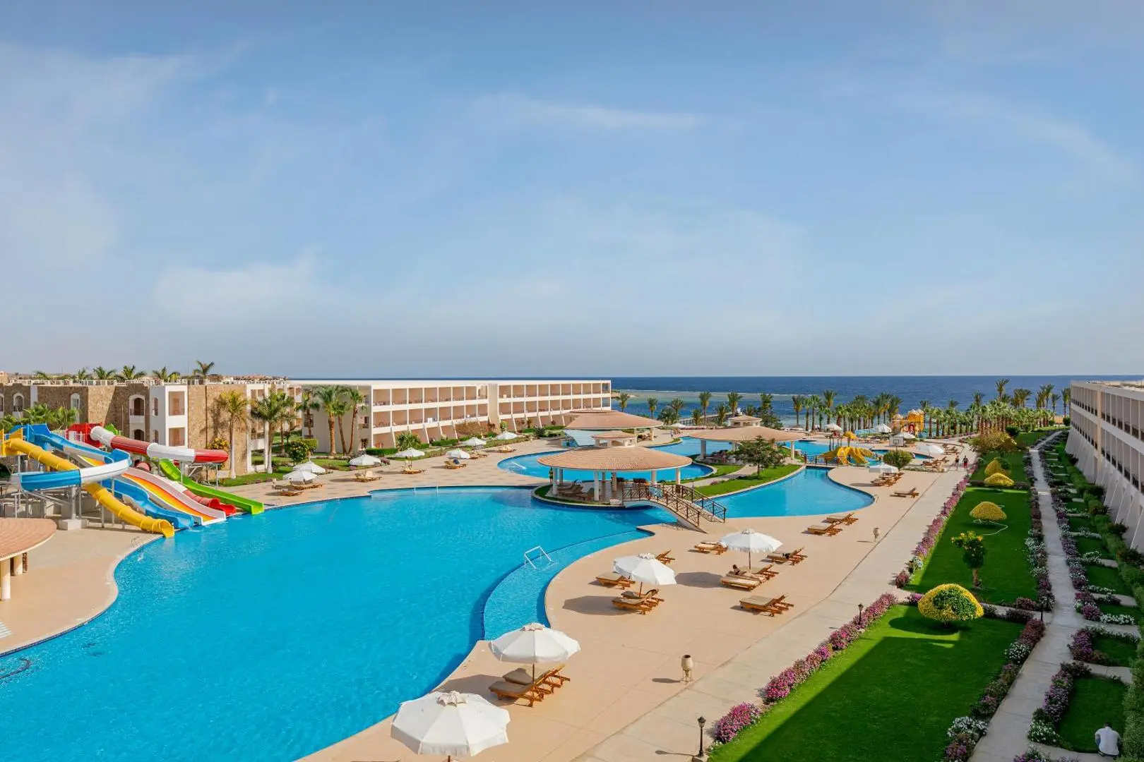 Панорама на комплекса с голям басейн, водни пързалки и плаж в залива – Royal Brayka Beach Resort, Марса Алам