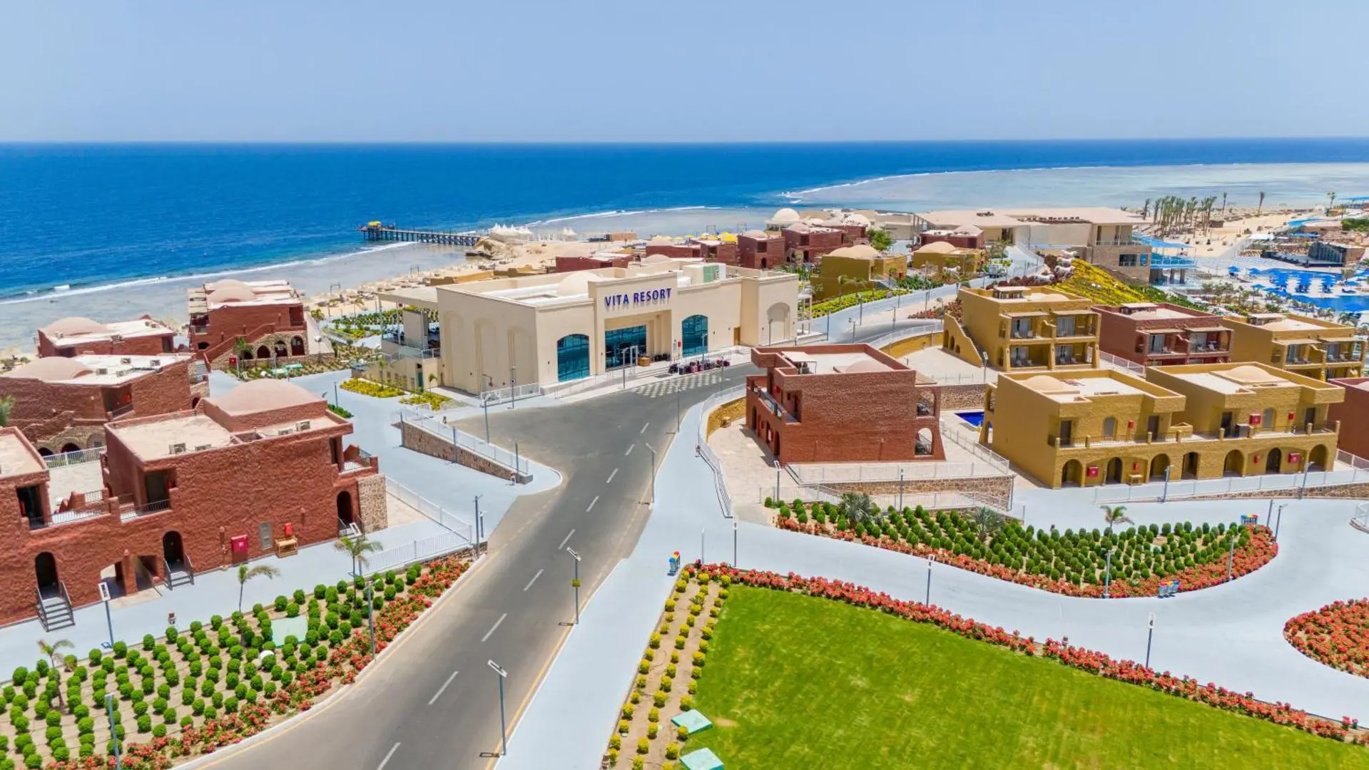 Входната сграда сред палми и зелени площи отвисоко – Pickalbatros Vita Resort - Portofino Marsa Alam, Марса Алам
