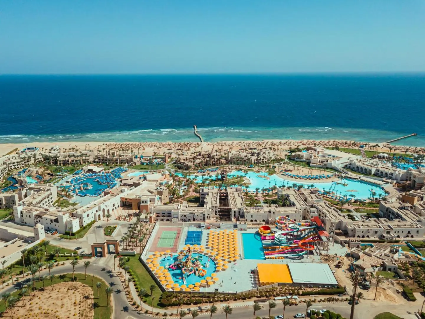 Комплексът отвисоко с аквапарка, басейните и Червено море – Pickalbatros Palace Hotel Port Ghalib, Марса Алам