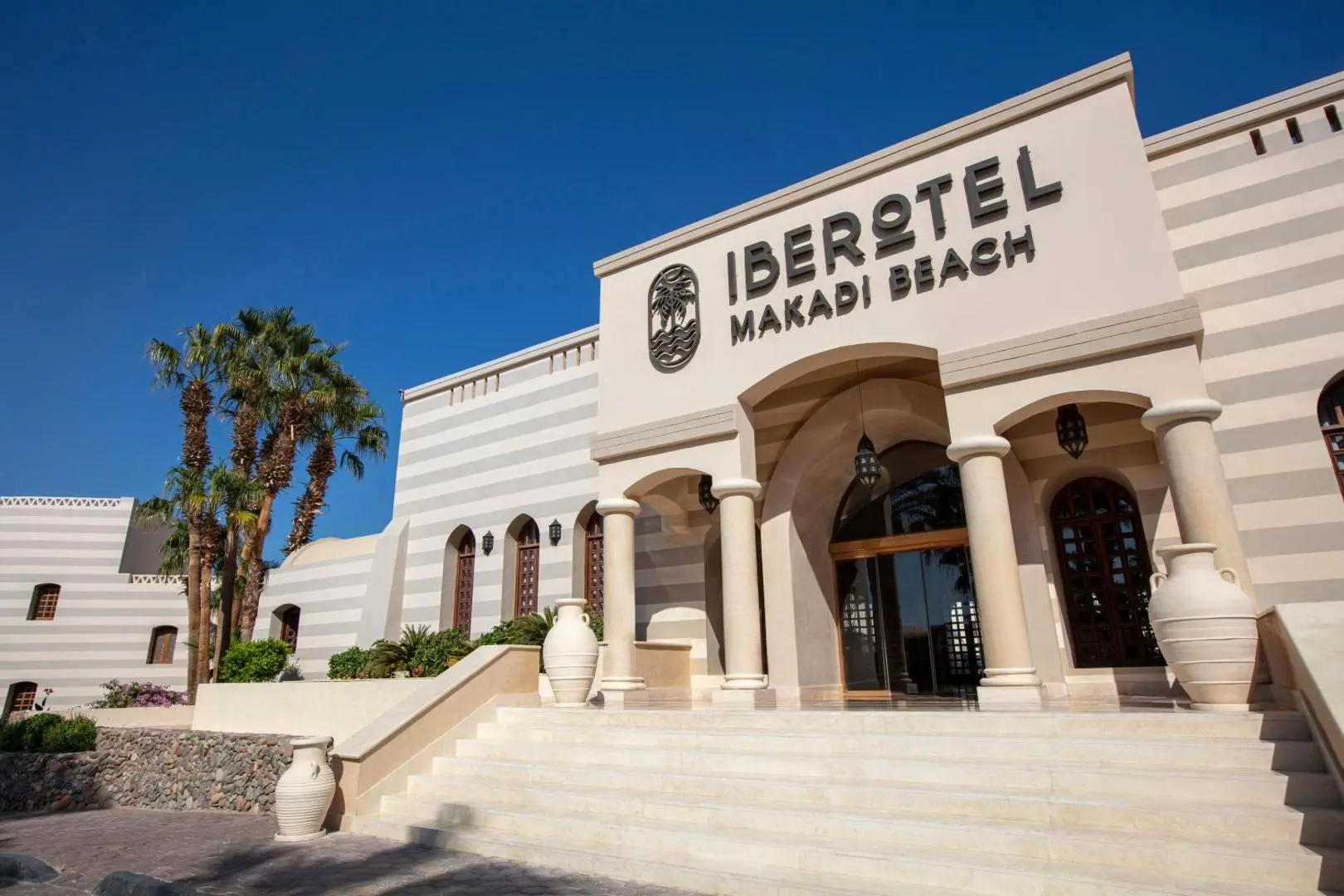 Главен вход с надпис на хотела, стълби и палми – Iberotel Makadi Beach by JAZ, Хургада