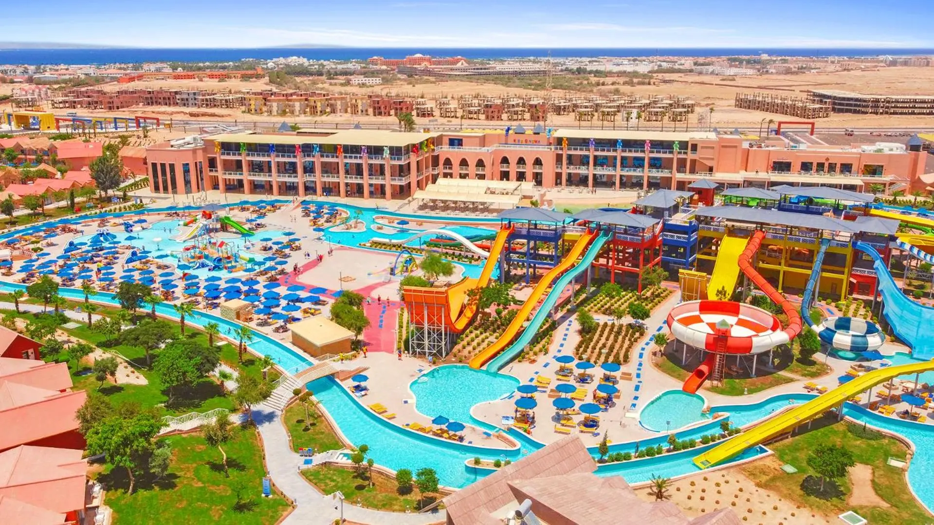 Аквапаркът с пързалки и луда река от птичи поглед – Pickalbatros Jungle Aqua Park Resort - Neverland Hurghada, Хургада