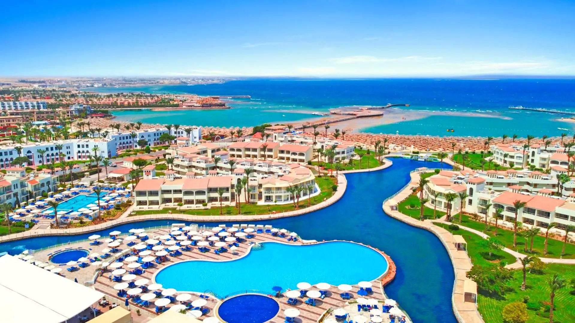 Комплексът отгоре с лагуни, басейни, градини и плажа на морето – Pickalbatros Dana Beach Resort - Hurghada, Хургада