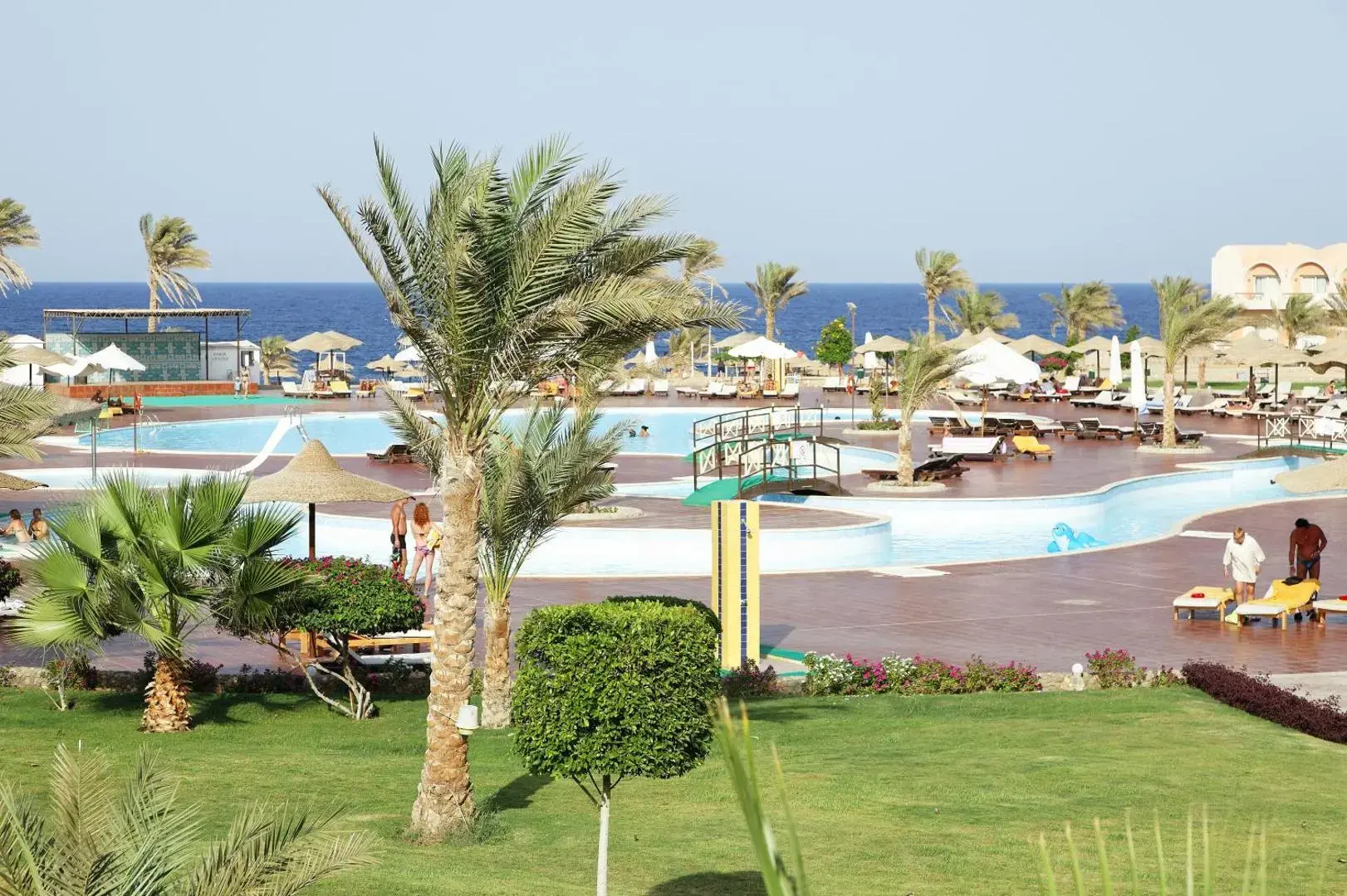 Басейни сред палми и зелени морави с изглед към Червено море – Three Corners Sea Beach Resort, Марса Алам