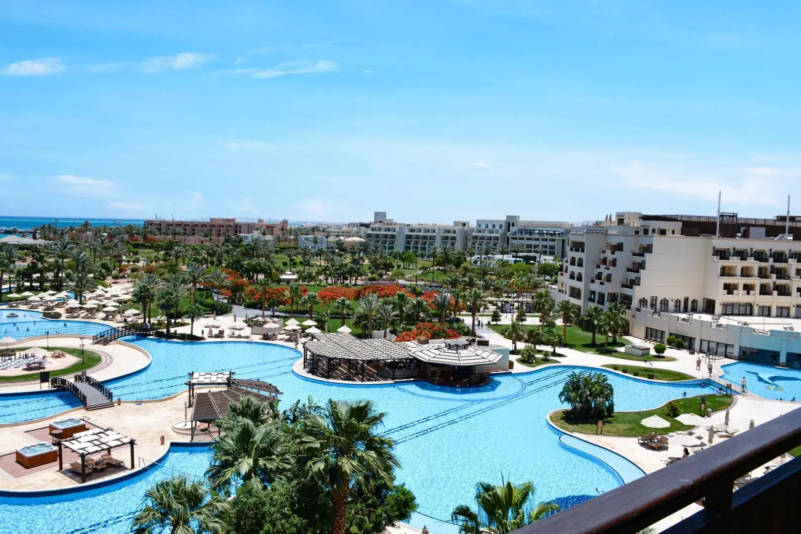 Изглед от балкона към басейновия комплекс и морето – Steigenberger ALDAU Beach Hotel, Хургада