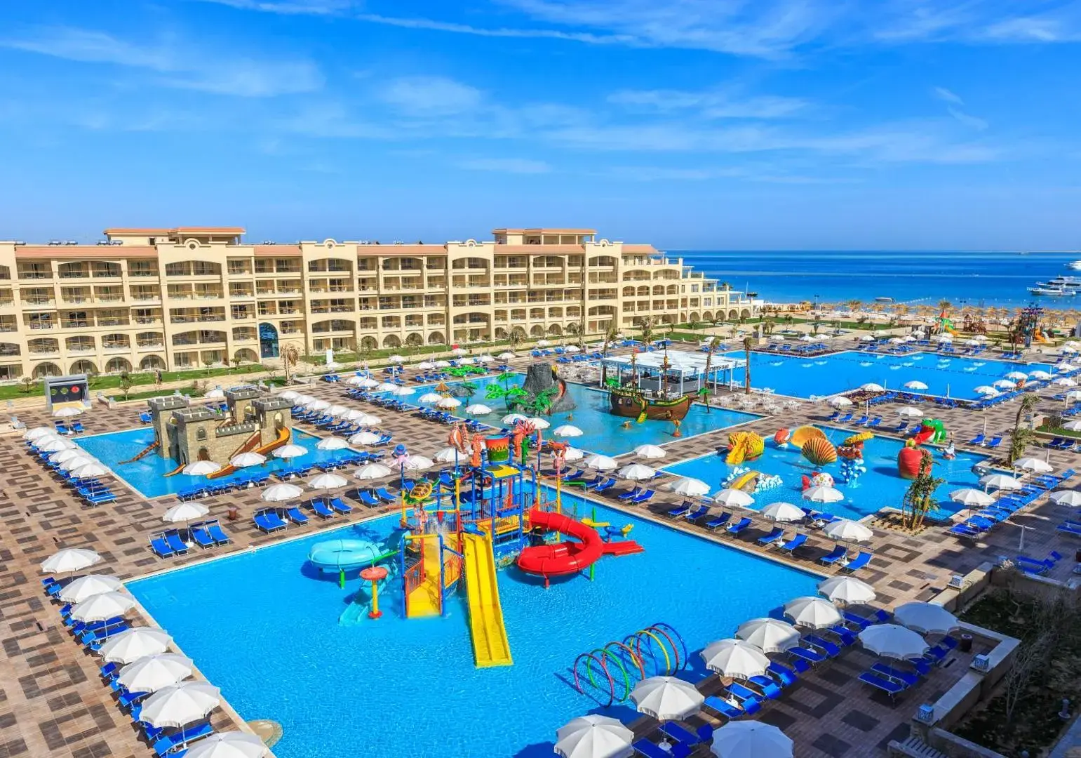 Изглед отгоре към басейните с детска водна площадка и морето – Pickalbatros White Beach Resort - Hurghada, Хургада