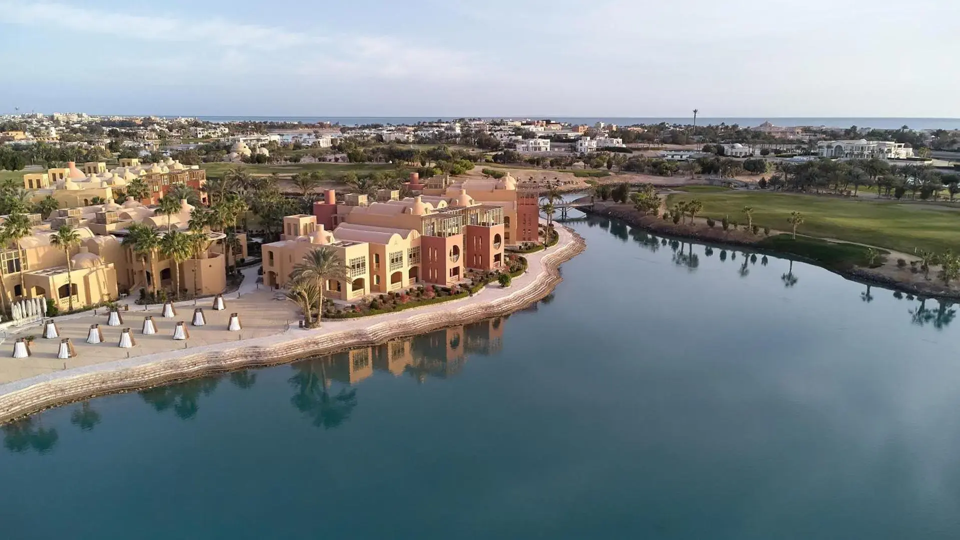 Изглед отгоре към лагуната и сградите на хотела край голф игрището – Steigenberger Golf Resort El Gouna, Ел Гуна