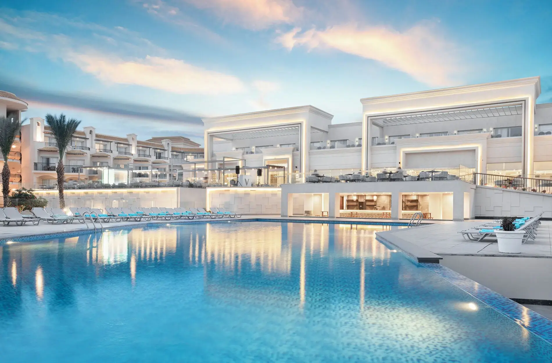 Басейн и лаундж зона с бели сгради и палми по здрач – The V Luxury Resort Sahl Hasheesh, Сал Хашиш