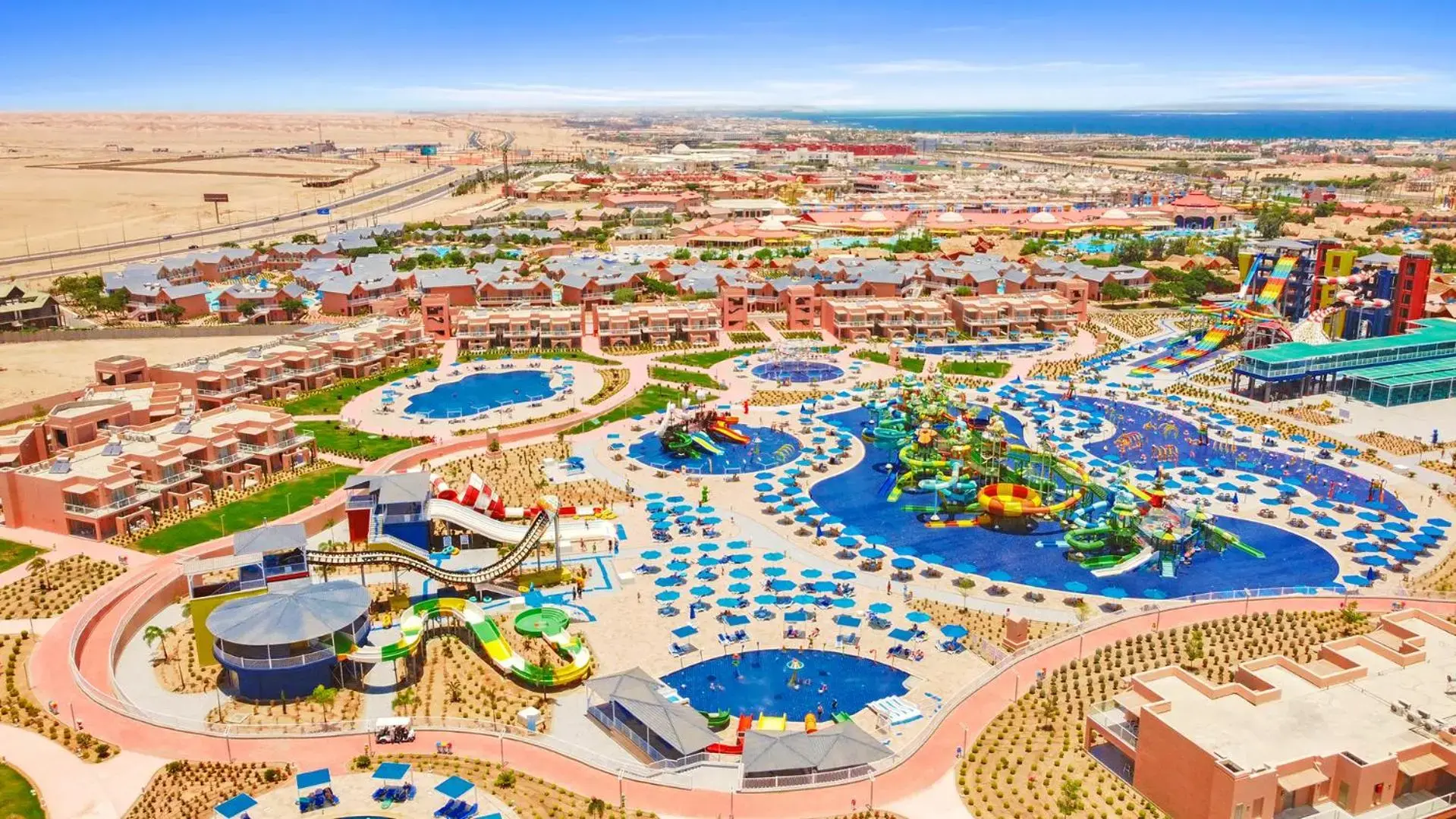 Панорама от въздуха на комплекса с басейни и пързалки – Pickalbatros Water Valley Resort - Neverland Hurghada, Хургада
