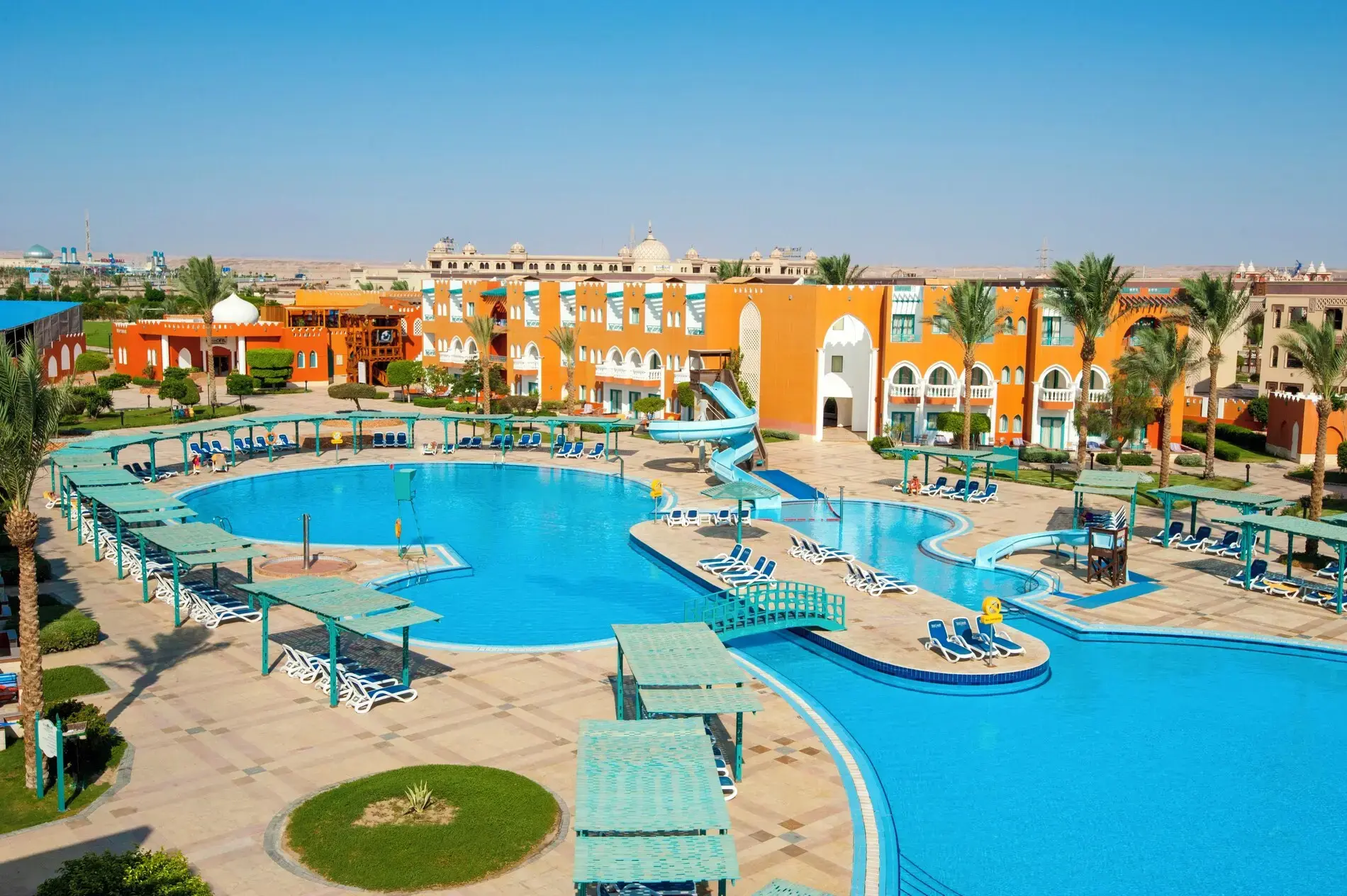Комплексът отвисоко с голям басейн, пързалки и оранжеви сгради – Sunrise Garden Beach Resort, Хургада