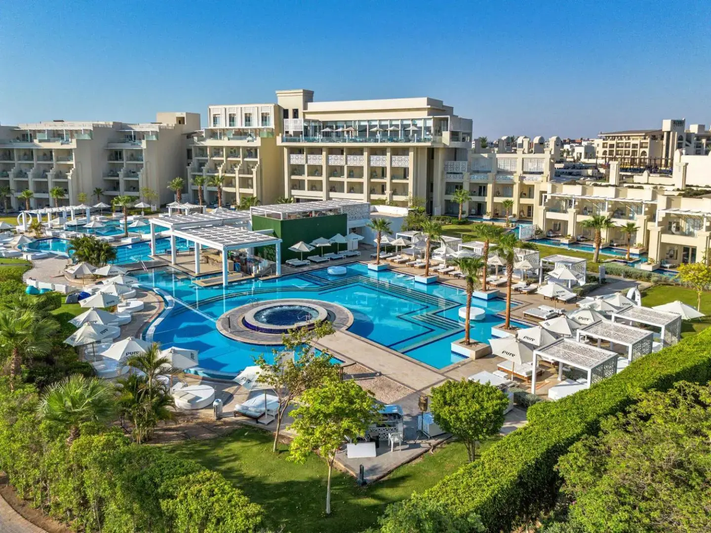 Бялата сграда на хотела с басейни и градини, поглед отвисоко – Steigenberger Pure Lifestyle (16+), Хургада