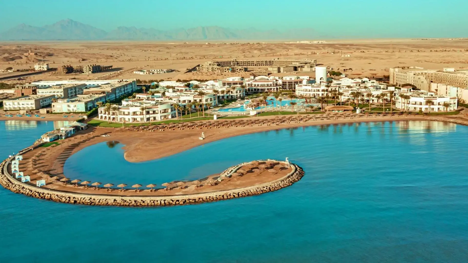 Комплексът и естественият залив с вълнолом от птичи поглед – Sunrise Alma Bay Resort, Хургада