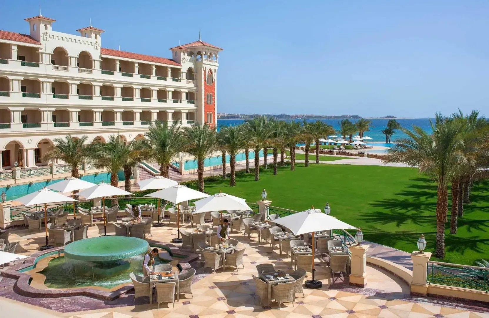 Дворцовата сграда с ресторант на терасата, зелена морава и морето – Baron Palace Sahl Hasheesh, Сал Хашиш