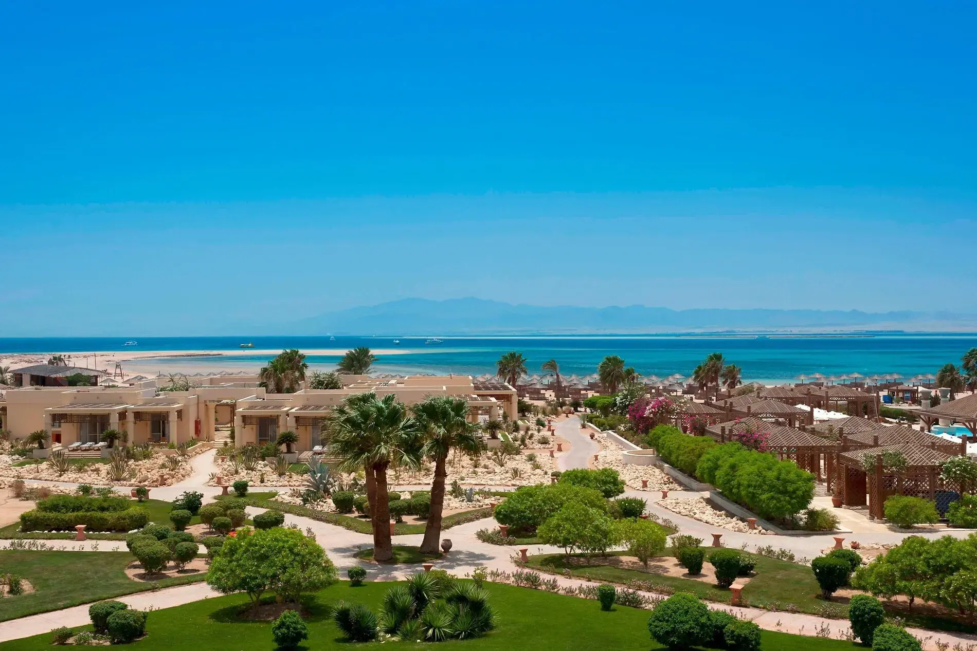 Панорамна гледка над градините и сградите към плажа и Червено море – Sheraton Soma Bay Resort, Сома Бей