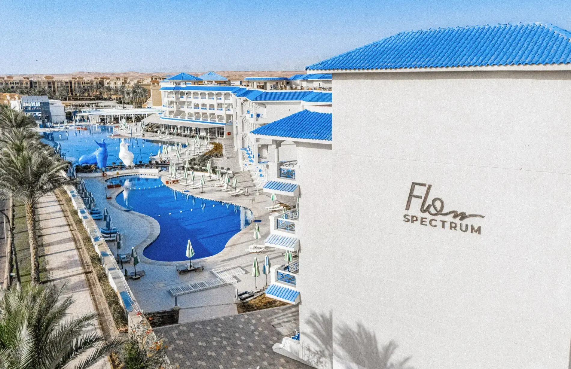 Сградата с логото на хотела и сините басейни на комплекса – Flow Spectrum Resort Sahl Hasheesh, Сал Хашиш