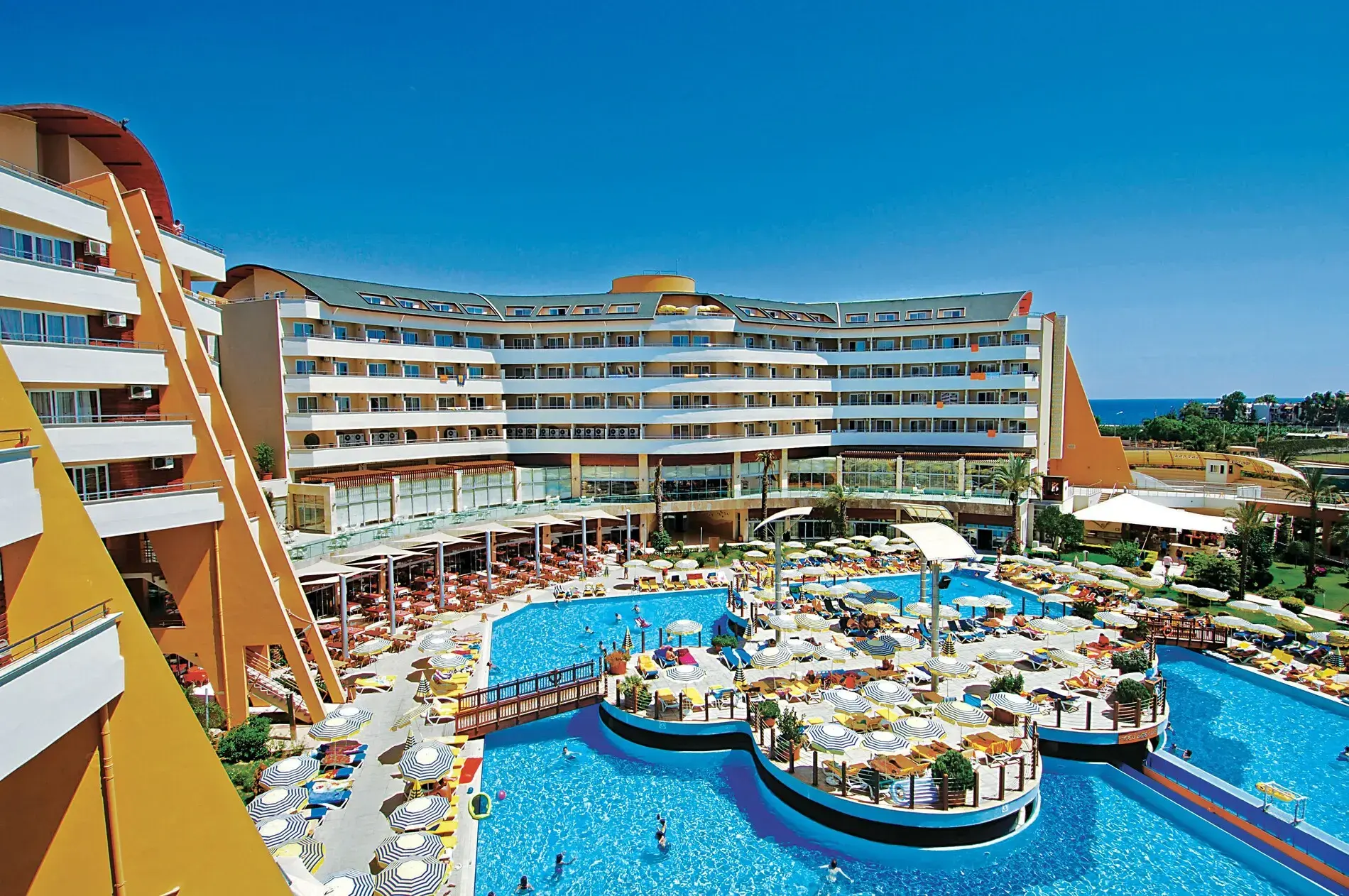 Общ изглед към хотела, басейните и плажните чадъри от балкона – Alaiye Resort & Spa Hotel, Алания