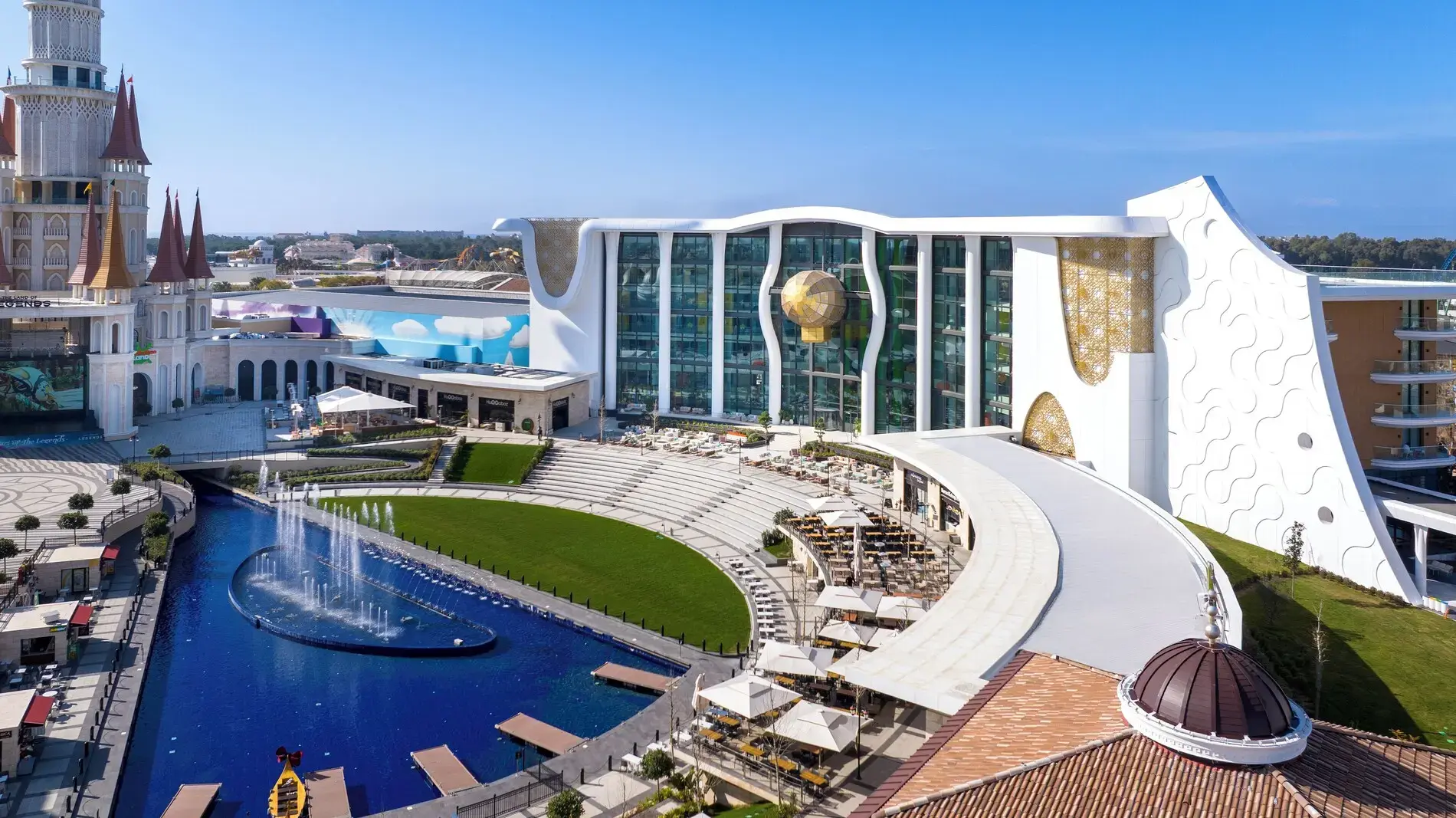 Фасада на хотела с фонтан и голям басейн на преден план – The Land of Legends Nickelodeon Hotel, Белек