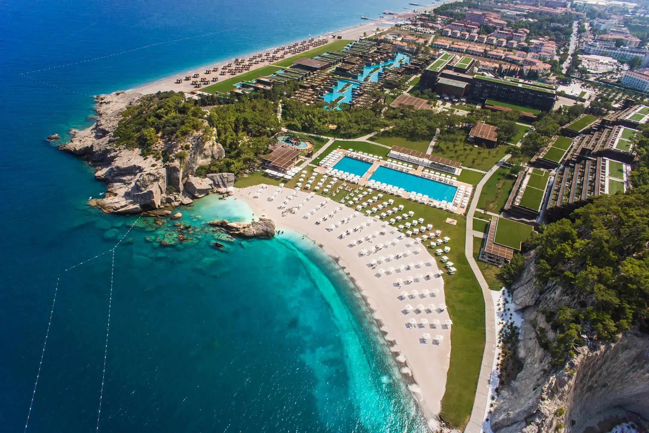 Изглед от въздуха към хотела, плажа и тюркоазения залив – Maxx Royal Kemer Resort, Кириш