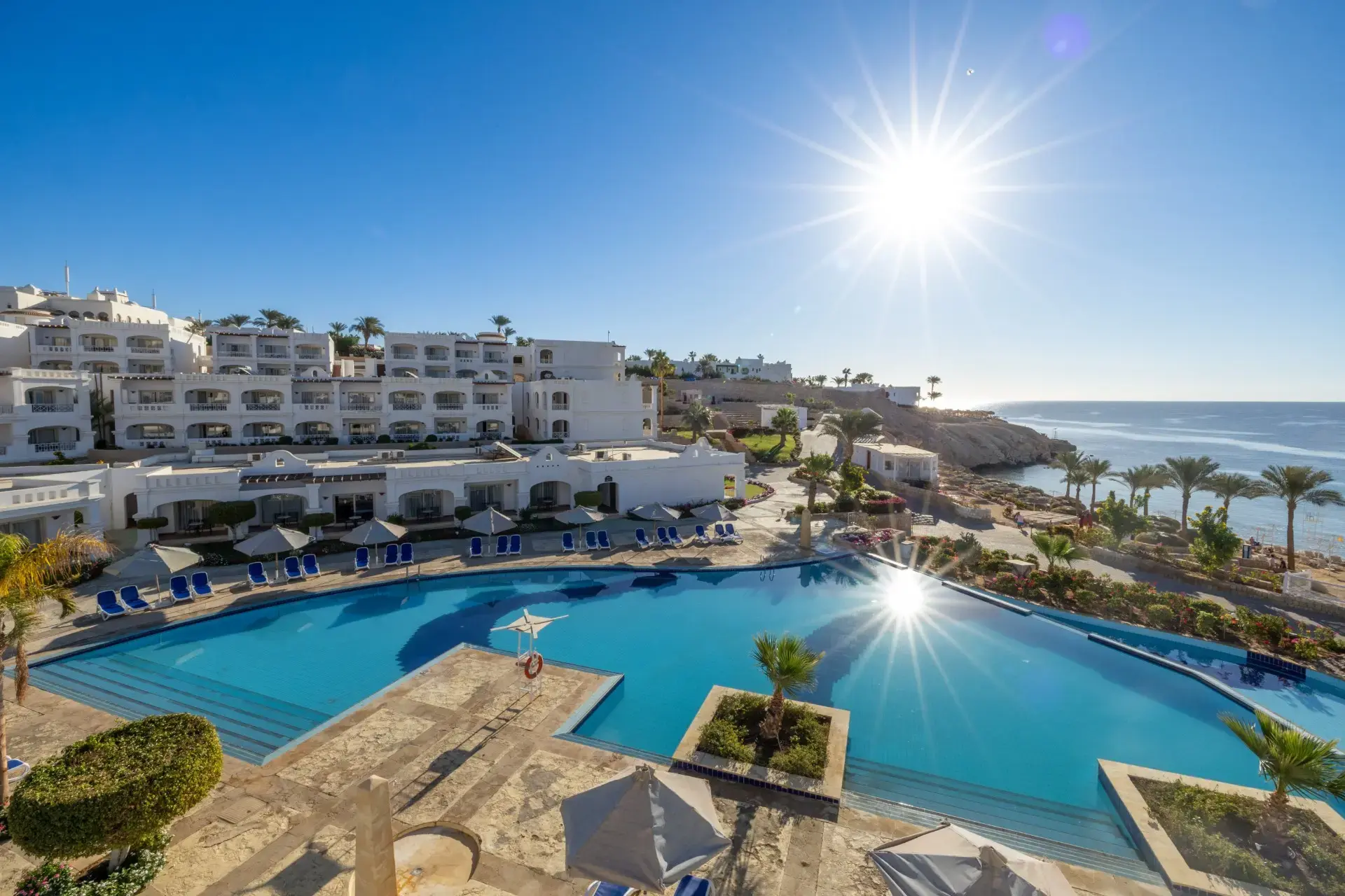 Безкраен басейн с изглед към морето и терасовидните бели сгради – Continental Plaza Beach Resort, Шарм Ел Шейх