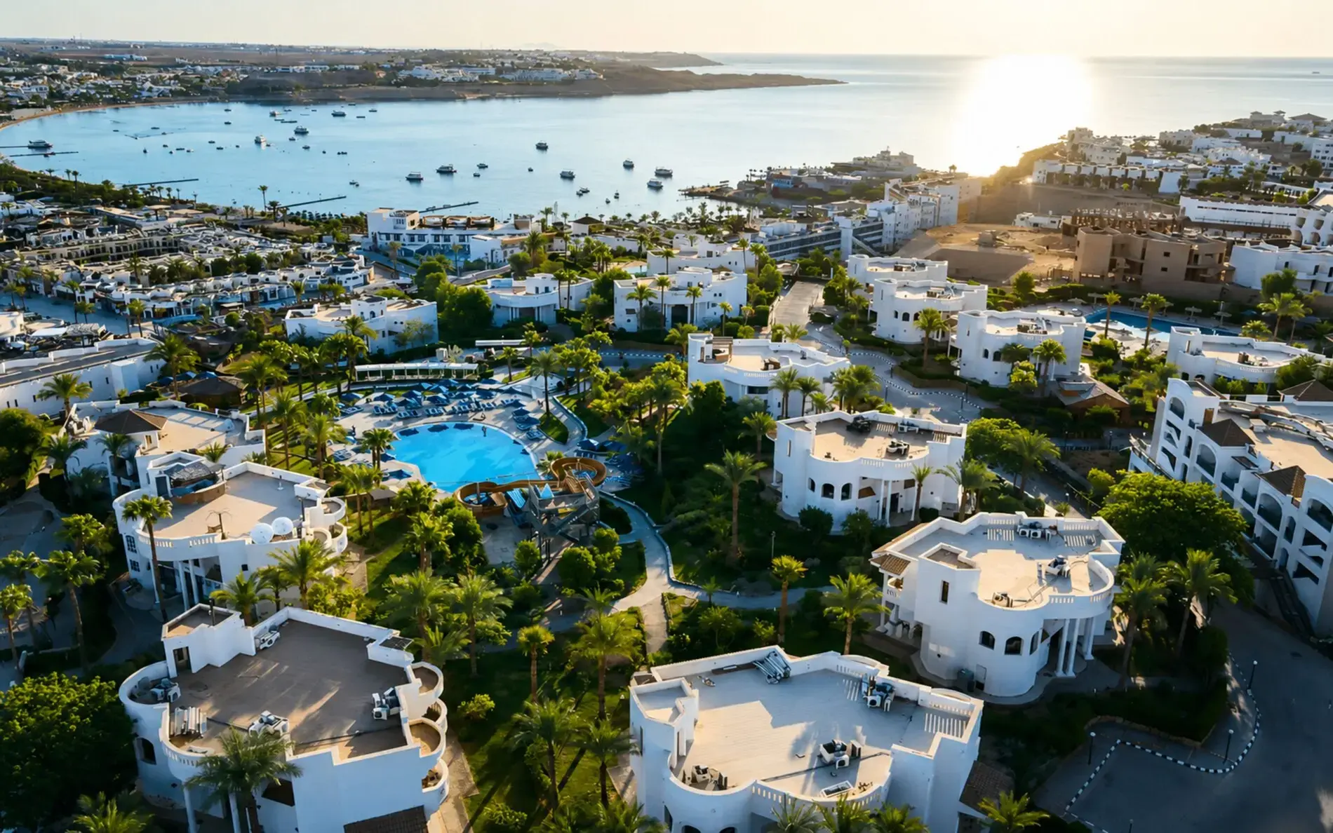 Изглед от въздуха към вилите по склона и залива Наама Бей – Naama Bay Hotel & Resort, Шарм Ел Шейх