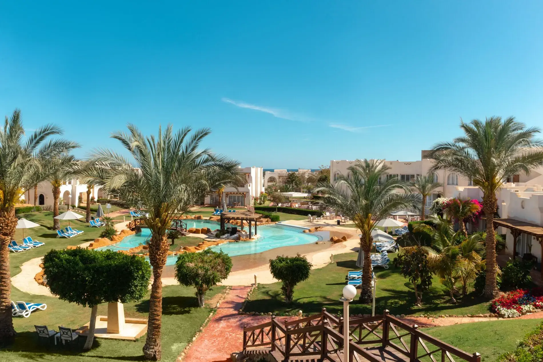 Изглед отвисоко към градината с басейни, палми и сградите на клуба – Sharm Dreams Vacation Club, Шарм Ел Шейх