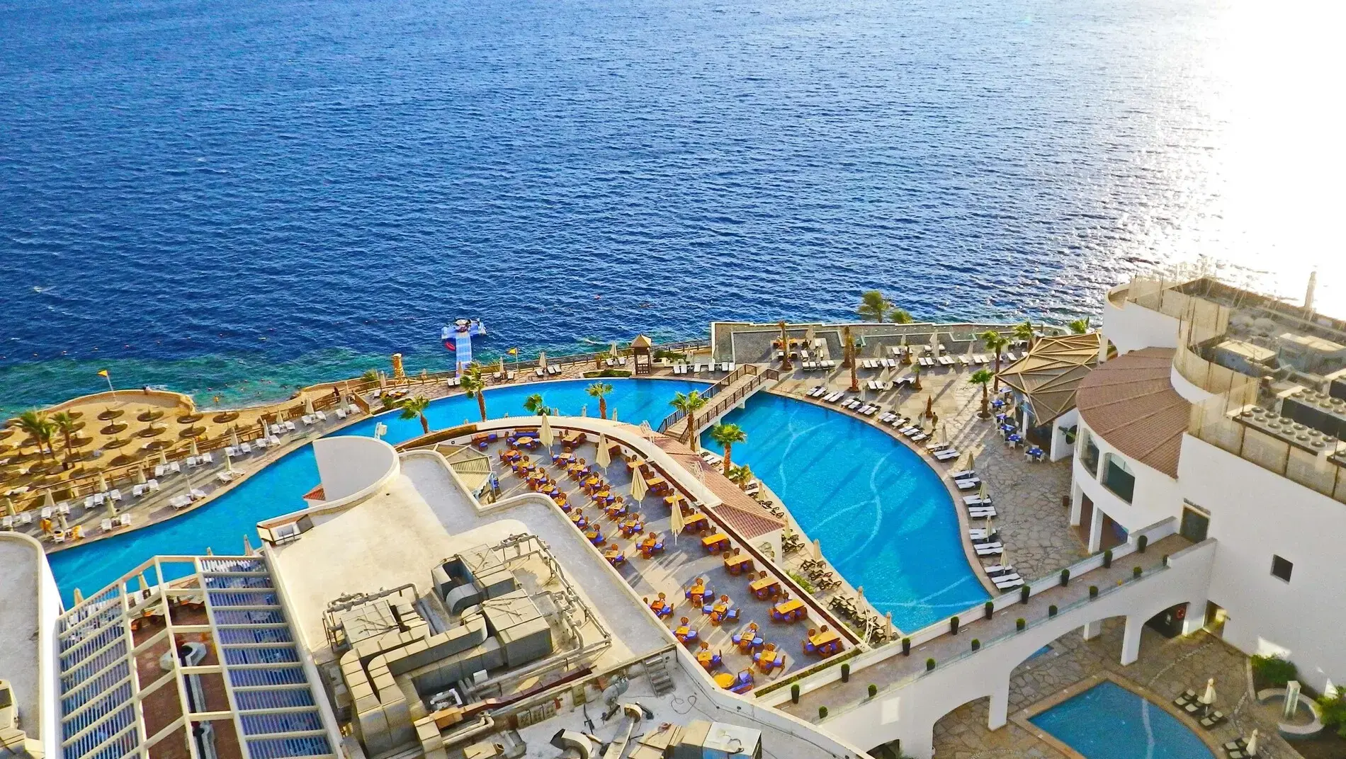 Изглед отвисоко към басейна Infinity над морето с шезлонги – Reef Oasis Blue Bay Resort & Spa, Шарм Ел Шейх