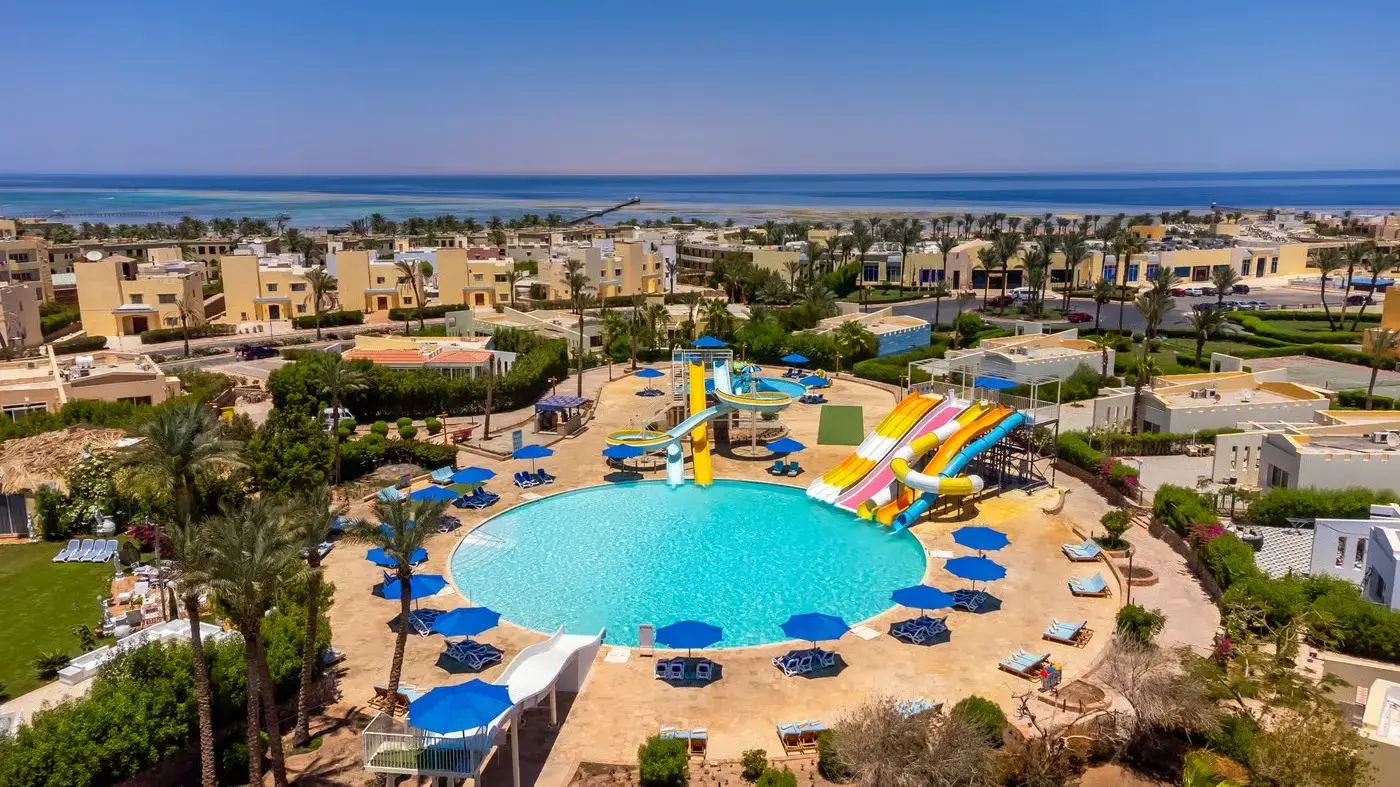 Изглед отвисоко към басейна с цветни водни пързалки и морето – Amwaj Oyoun Hotel & Resort, Шарм Ел Шейх