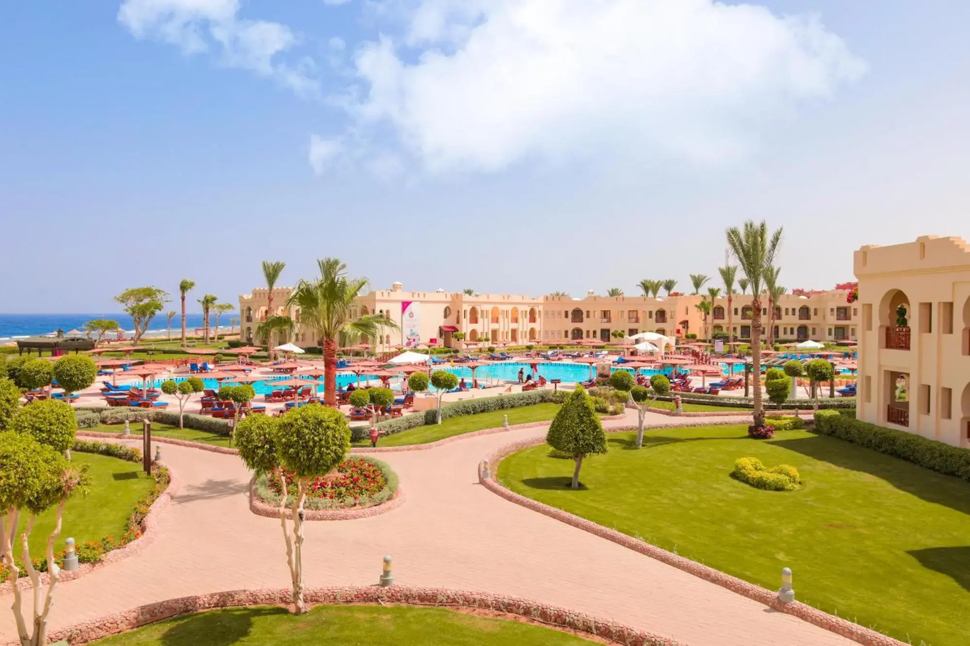 Зелени морави, алеи и басейни на територията край морето – Charmillion Club Resort, Шарм Ел Шейх