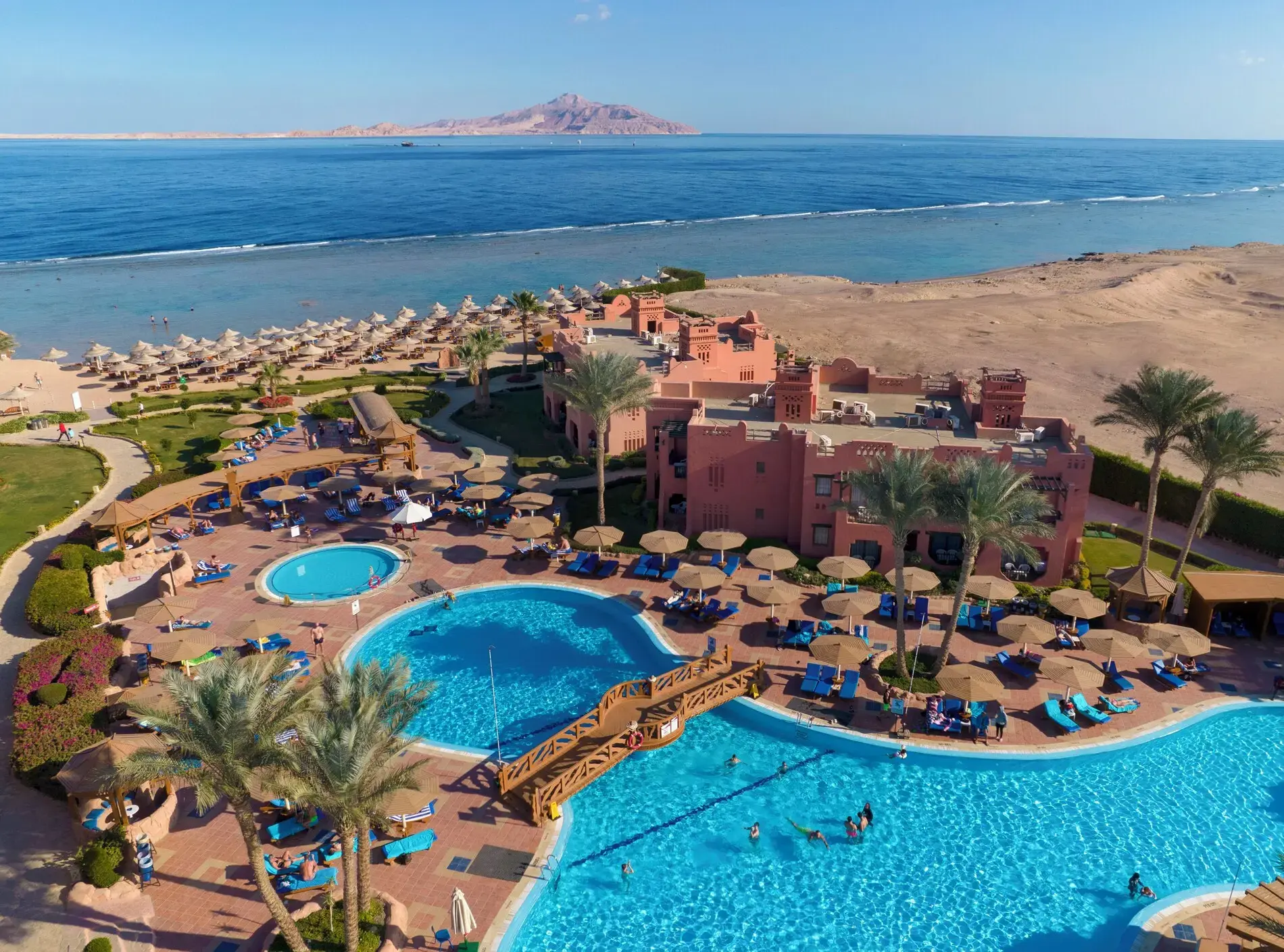 Изглед от въздуха към басейните, плажа и морето в Набк Бей – Charmillion Sea Life Resort, Шарм Ел Шейх