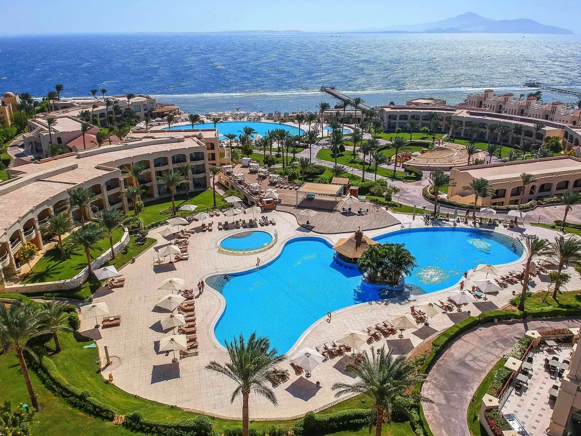 Изглед от въздуха към басейните, градините и морето с Тиран – Cleopatra Luxury Resort Sharm El Sheikh, Шарм Ел Шейх