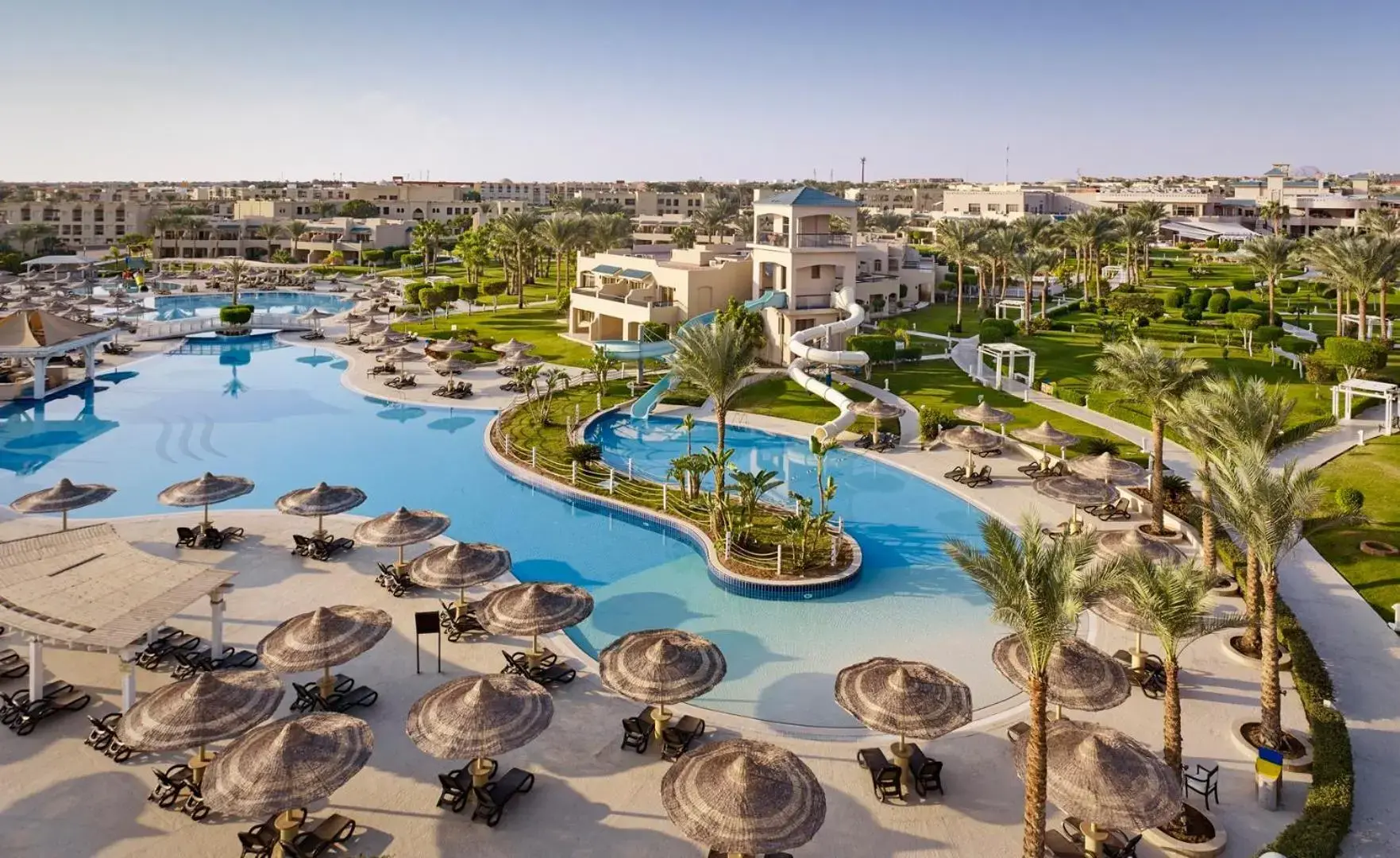 Лагунен басейн с палмов остров, сламени чадъри и пързалки – Coral Sea Holiday Resort & Aqua Park, Шарм Ел Шейх
