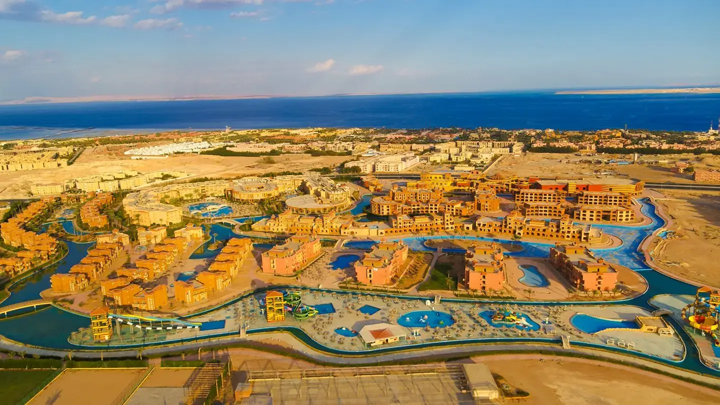 Панорама на комплекса с аквапарка, басейните и морето на хоризонта – Parrotel Lagoon Waterpark Resort, Шарм Ел Шейх