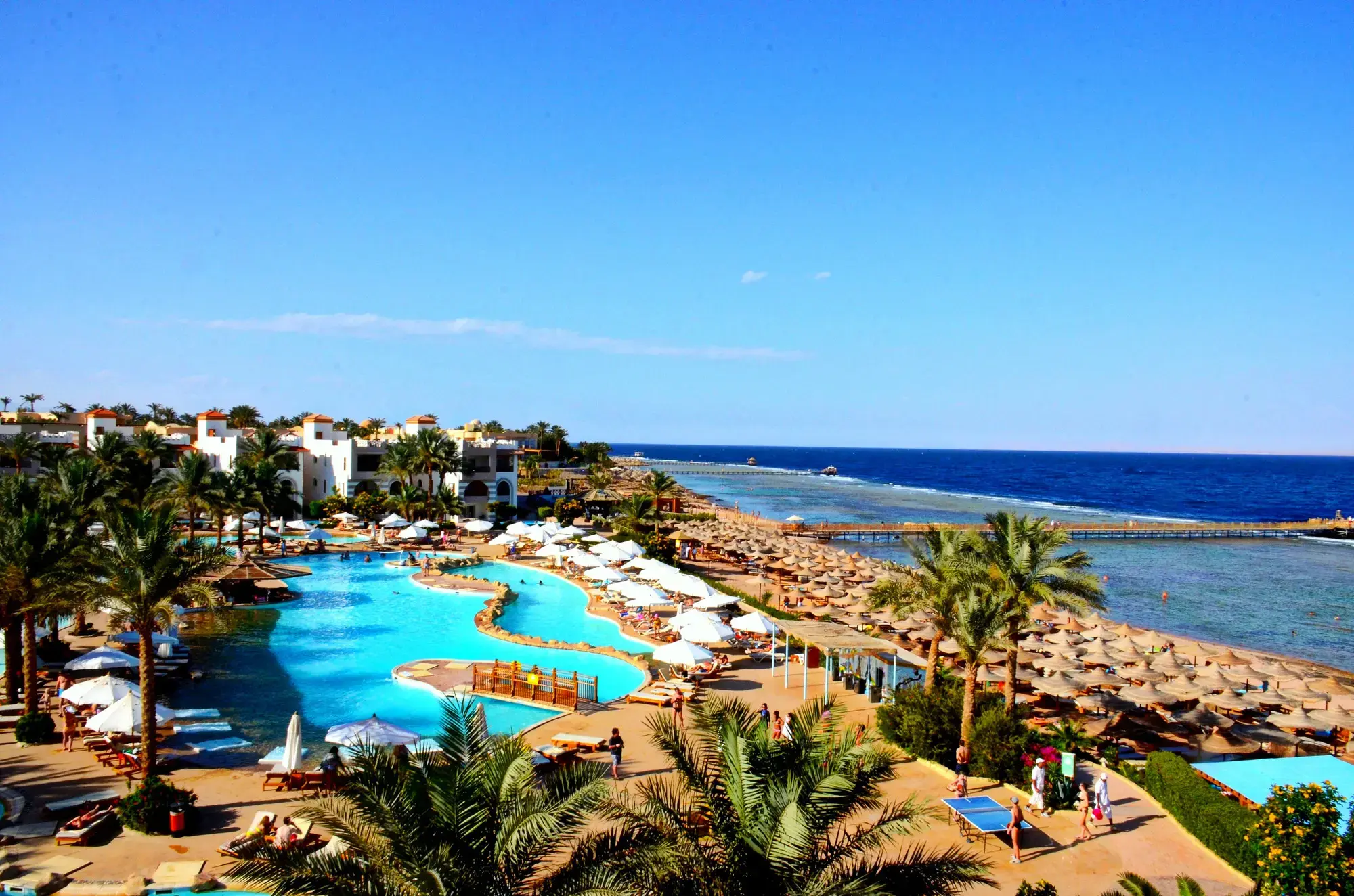 Панорама към басейните, плажа с чадъри и Червено море – Rehana Royal Beach Resort Aquapark & Spa, Шарм Ел Шейх