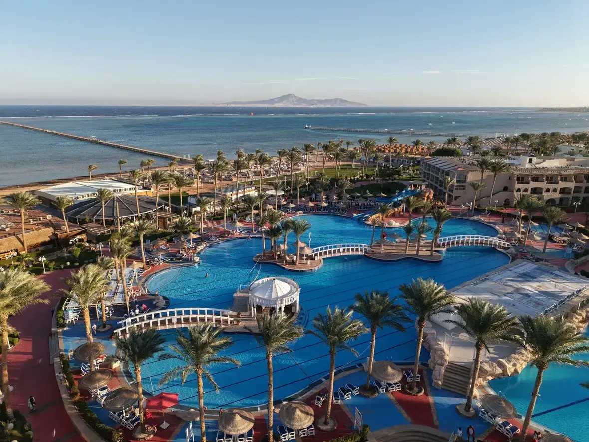 Изглед от дрон към басейните, кея и морето с остров Тиран – Sea Beach Edge by Rotana, Шарм Ел Шейх