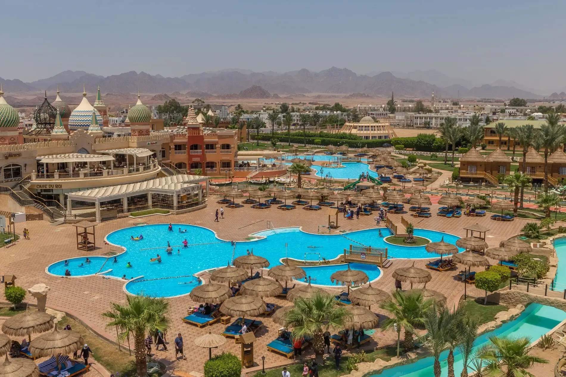 Панорама на комплекса с басейни и планините на хоризонта – Pickalbatros Aqua Blu Resort - Sharm El Sheikh, Шарм Ел Шейх