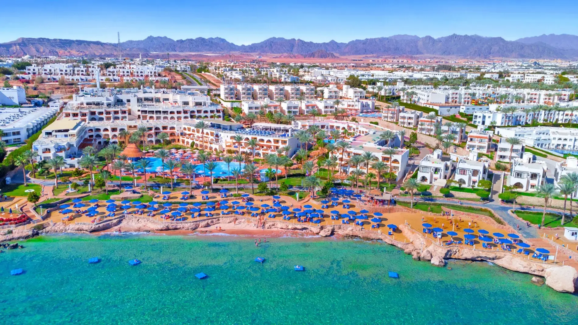Изглед от морето към хотела, плажа с чадъри и планините на Синай – Pickalbatros Royal Grand Resort (16+), Шарм Ел Шейх