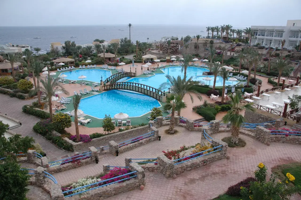 Панорама на басейните с мостчета и цветни лехи над морето – Queen Sharm Resort (ex. Vera Club), Шарм Ел Шейх