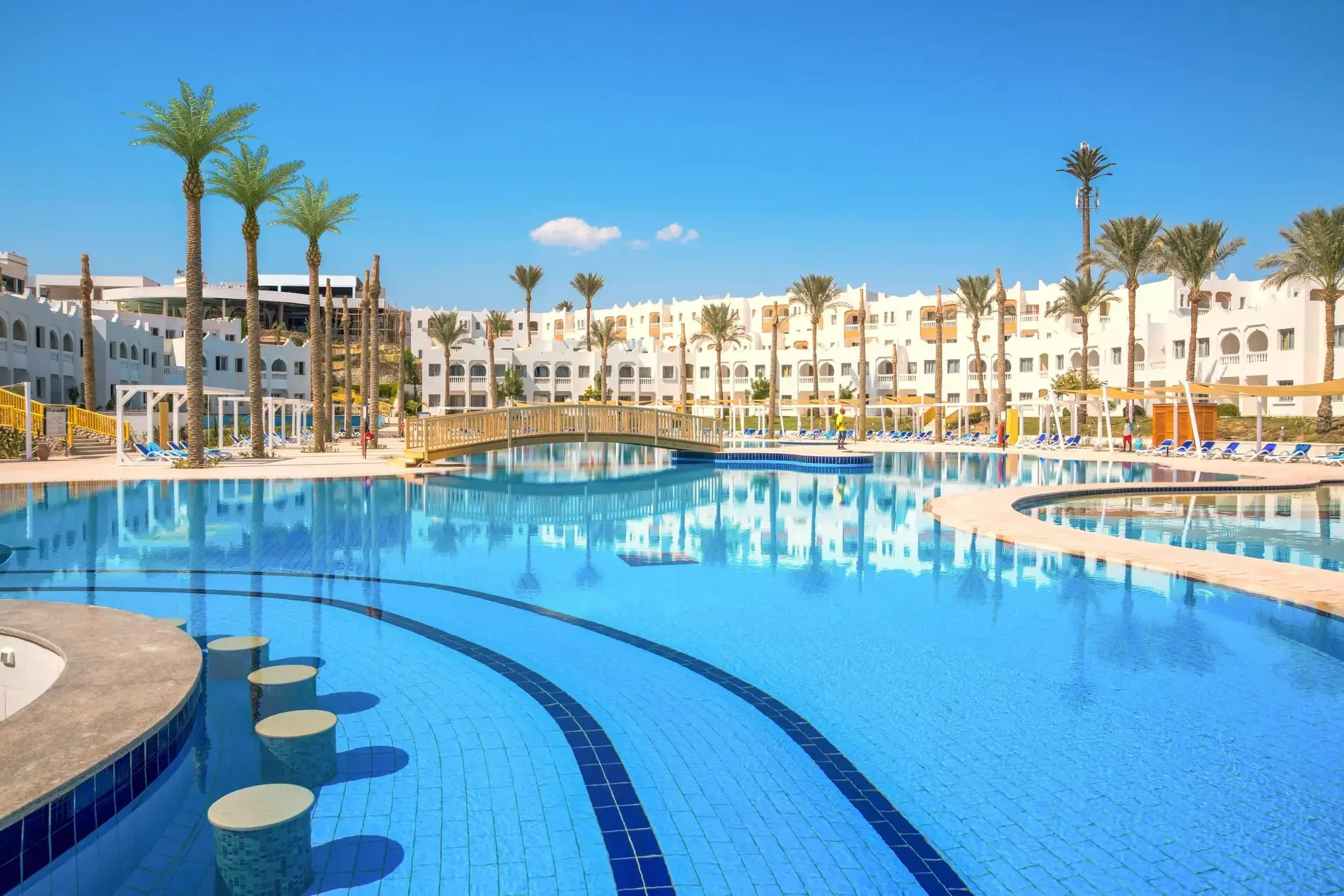 Басейн с мост и сградите на хотела през деня – Sunrise Diamond Beach Resort - Grand Select, Шарм Ел Шейх