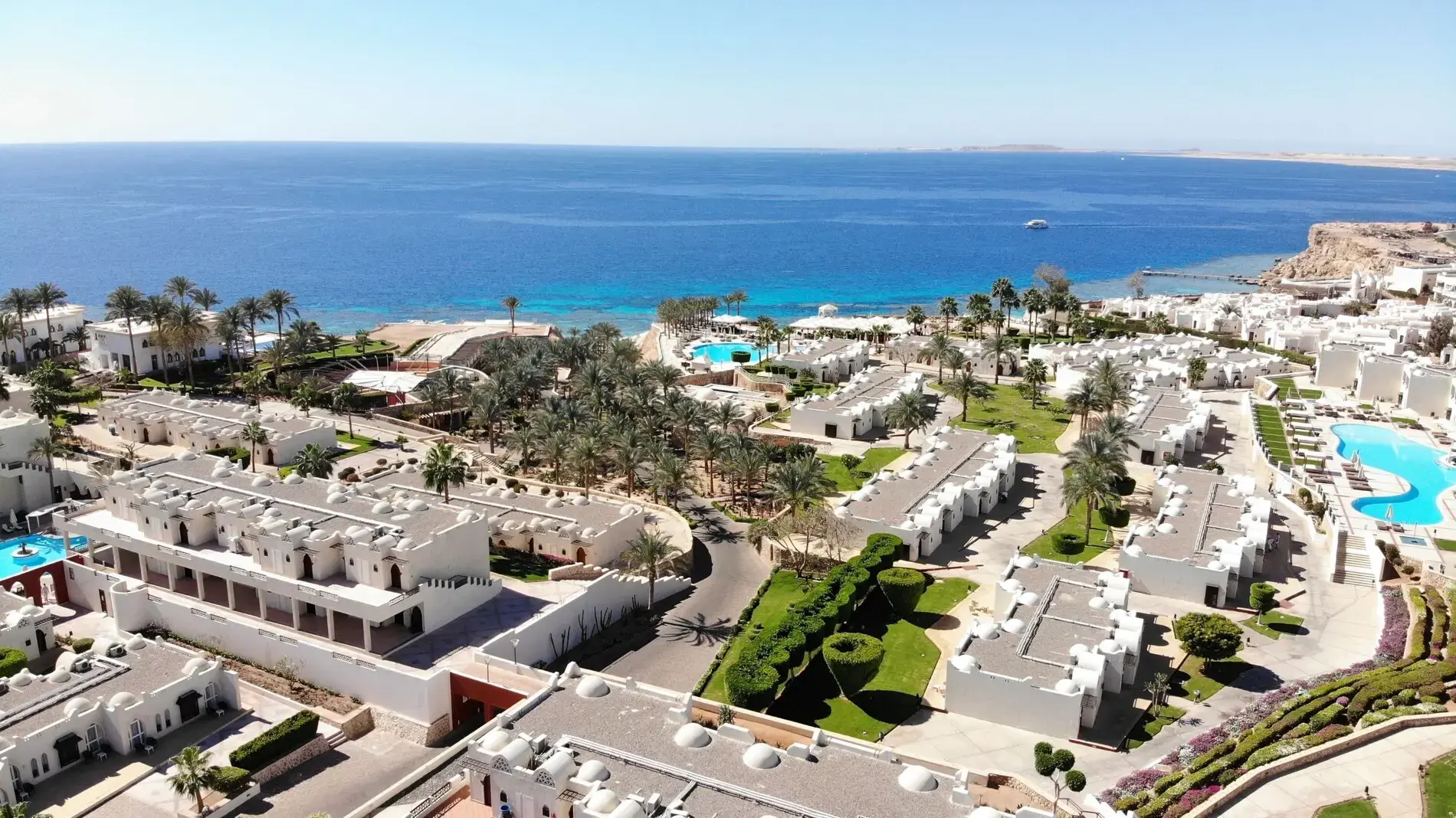 Изглед от въздуха към хотела, басейните и Червено море – Reef Oasis Beach Resort, Шарм Ел Шейх
