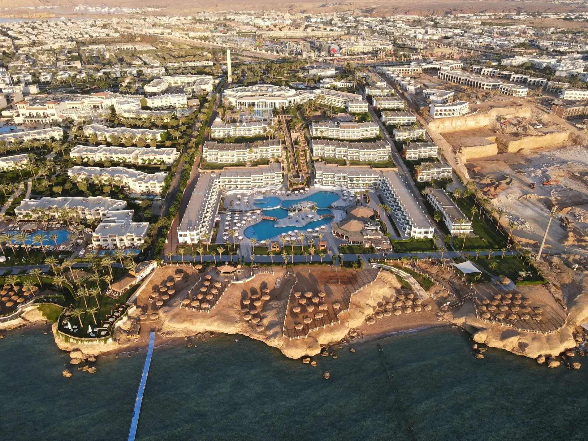 Изглед от въздуха към хотела, басейните и брега на Червено море – Safir Sharm Waterfalls Resort, Шарм Ел Шейх