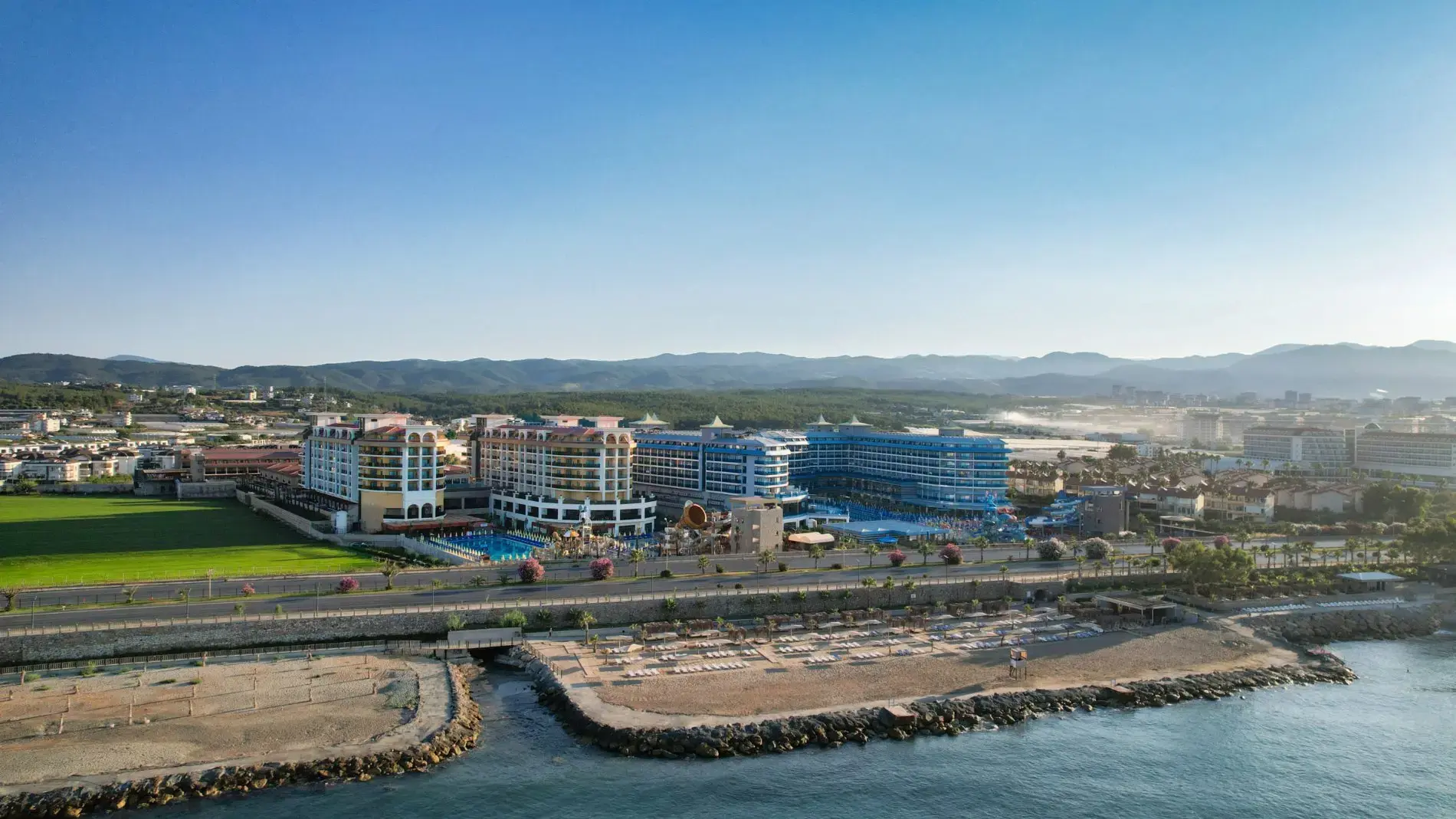 Изглед от морето към плажа с вълноломи и сградите на хотела – Eftalia Sol Hotel, Алания