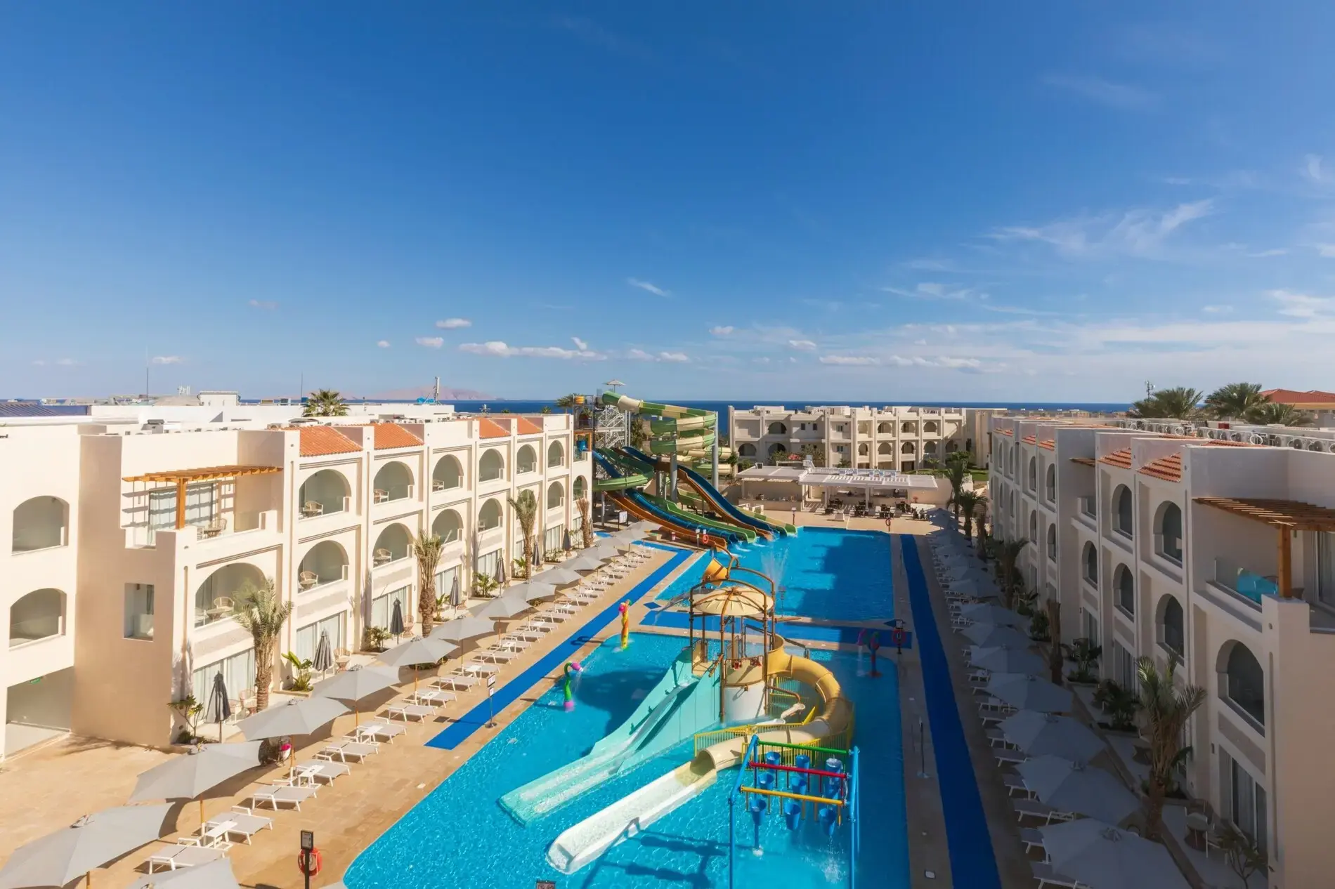 Изглед от въздуха към хотела, басейна с водни пързалки и морето – Sunrise Montemare Resort, Шарм Ел Шейх