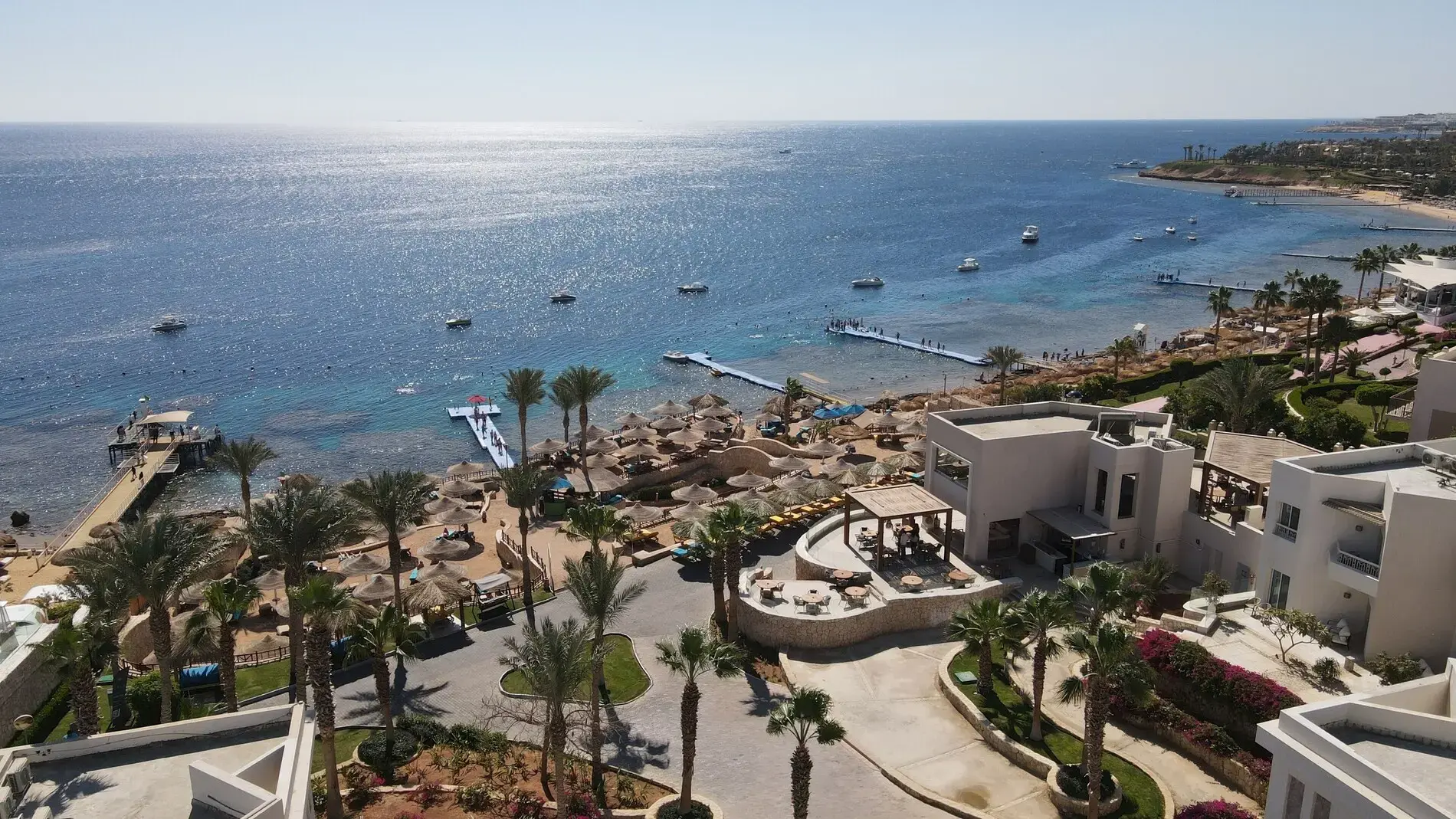 Изглед от високо към сградите, плажа и залива – DoubleTree by Hilton Sharks Bay Resort - Beach Side, Шарм Ел Шейх