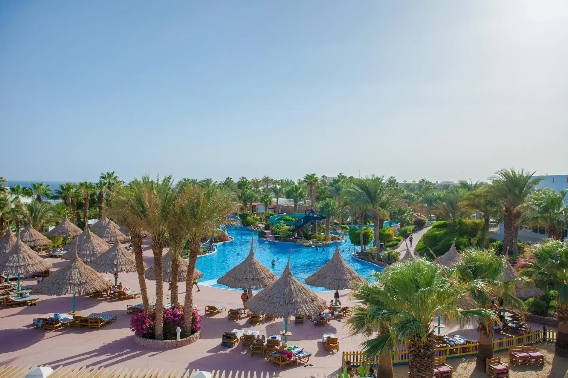 Изглед отгоре към басейните, чадърите и палмите – Pickalbatros Golf Beach Resort, Шарм Ел Шейх