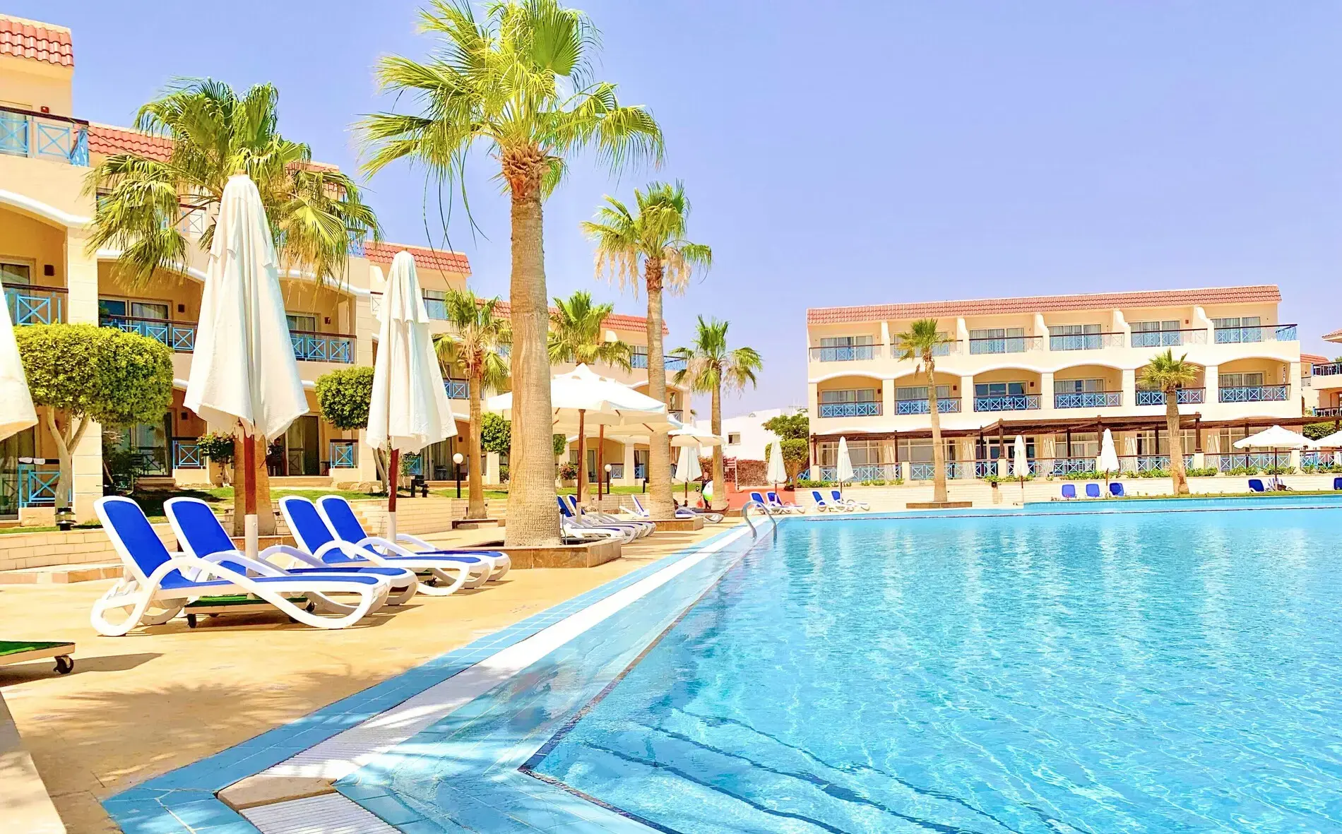 Басейн с шезлонги и сгради с тераси – Ivy Cyrene Island Aqua Park Resort, Шарм Ел Шейх